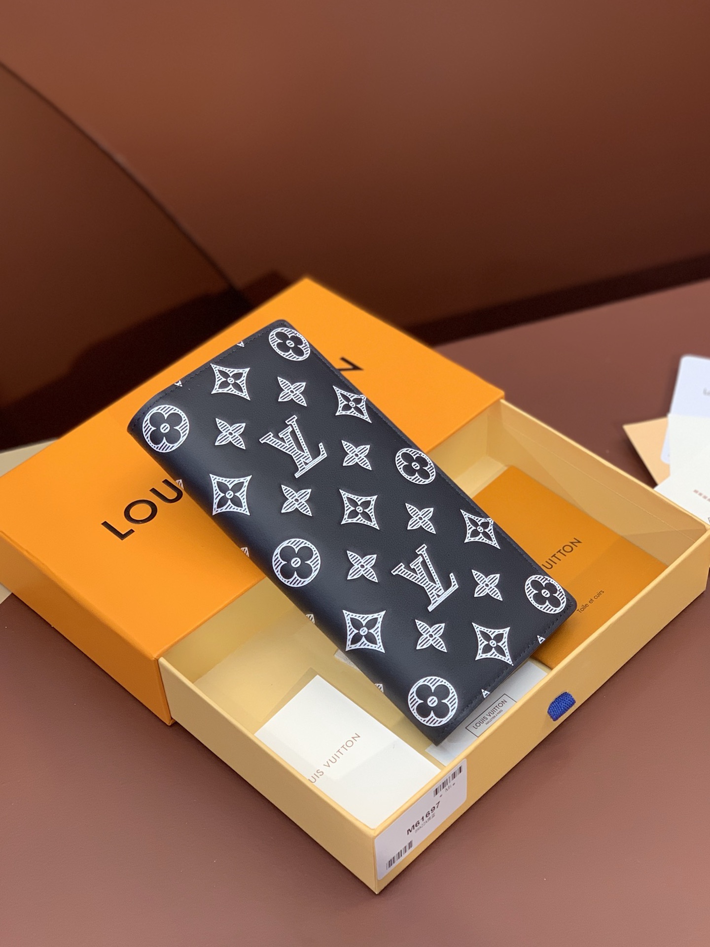 M61697雅蓝！头层牛皮制作！由全新蓝色标志性蓝色MonogramEclipse帆布裁制而成此款风格硬