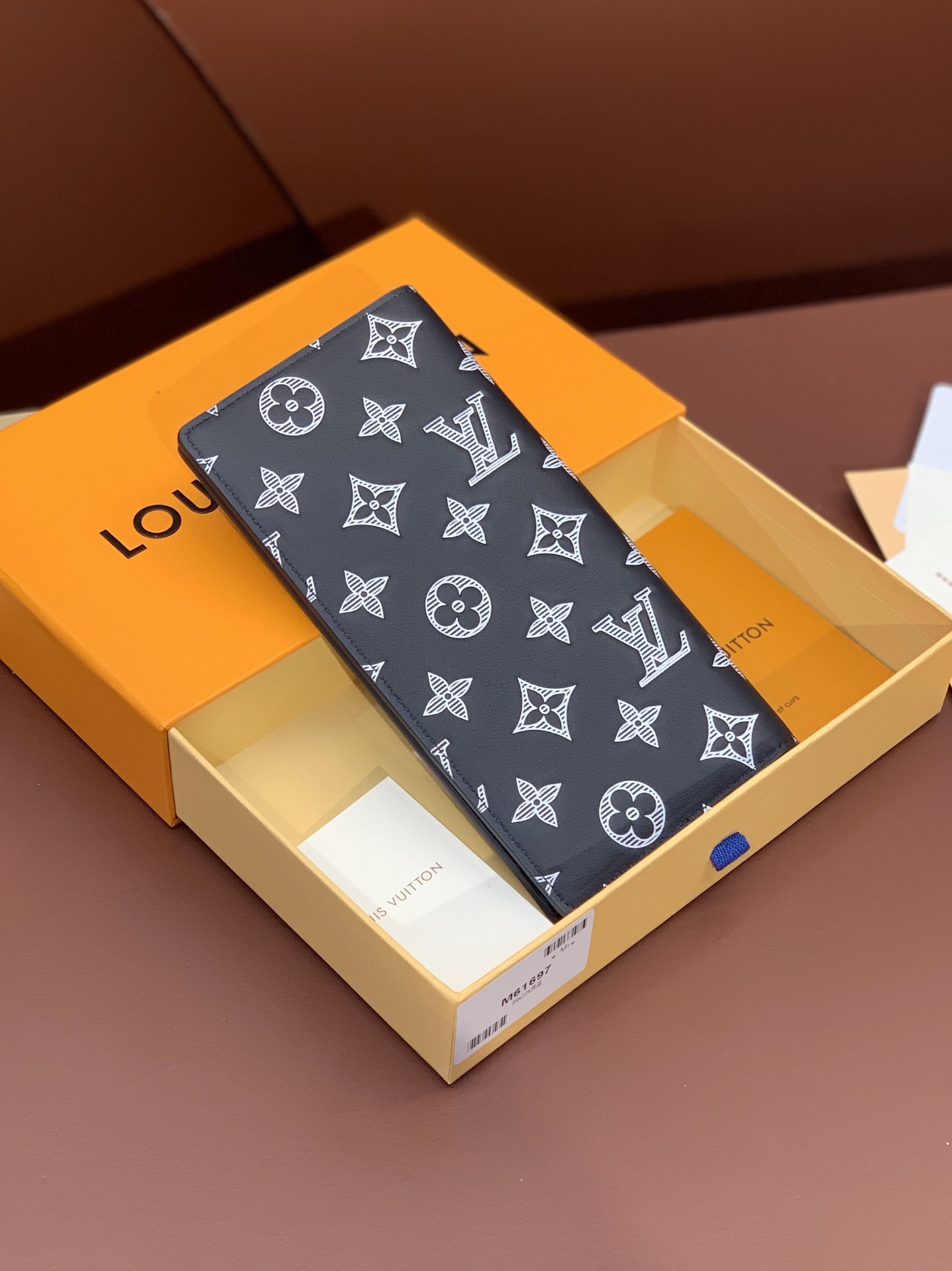 M61697雅蓝！头层牛皮制作！由全新蓝色标志性蓝色MonogramEclipse帆布裁制而成此款风格硬