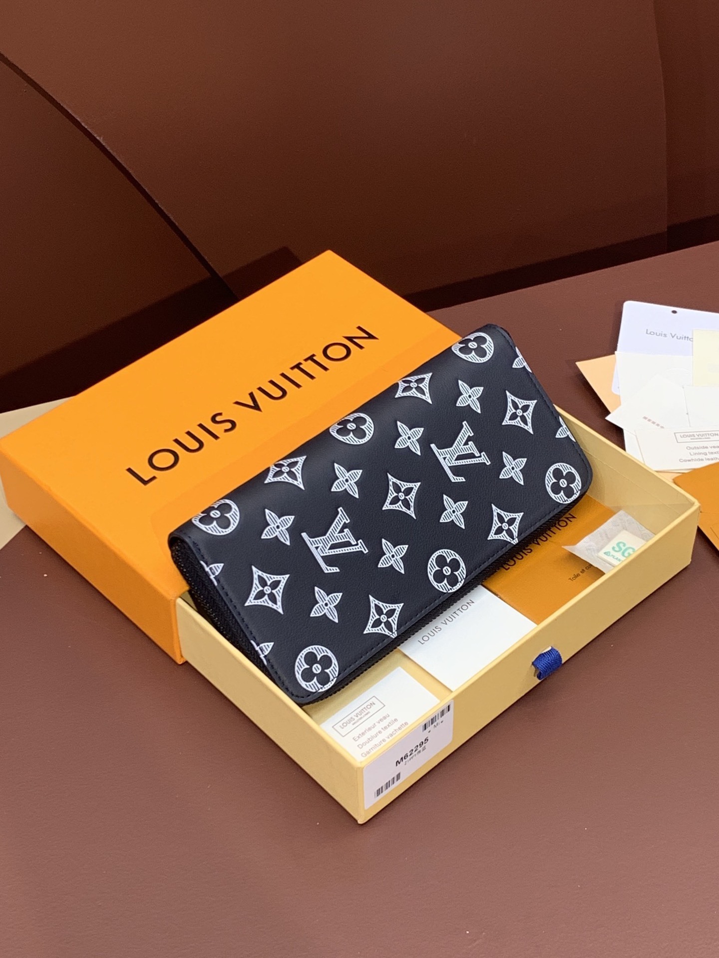 M62295雅蓝!头层牛皮制作!本款ZippyVertical钱夹先后采用印花和压印工艺在柔软牛皮革表面