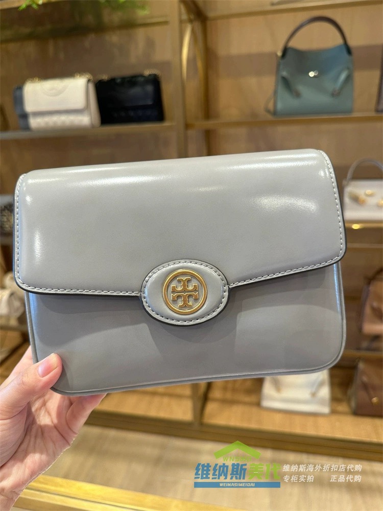 Tory Burch ～浅灰色 …………TB新款 Robinson 两用肩背包 选用精美的 spazzolato 皮革打造
