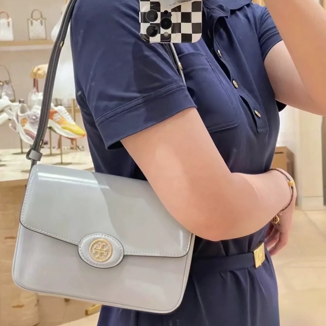 Tory Burch ～浅灰色 …………TB新款 Robinson 两用肩背包 选用精美的 spazzolato 皮革打造