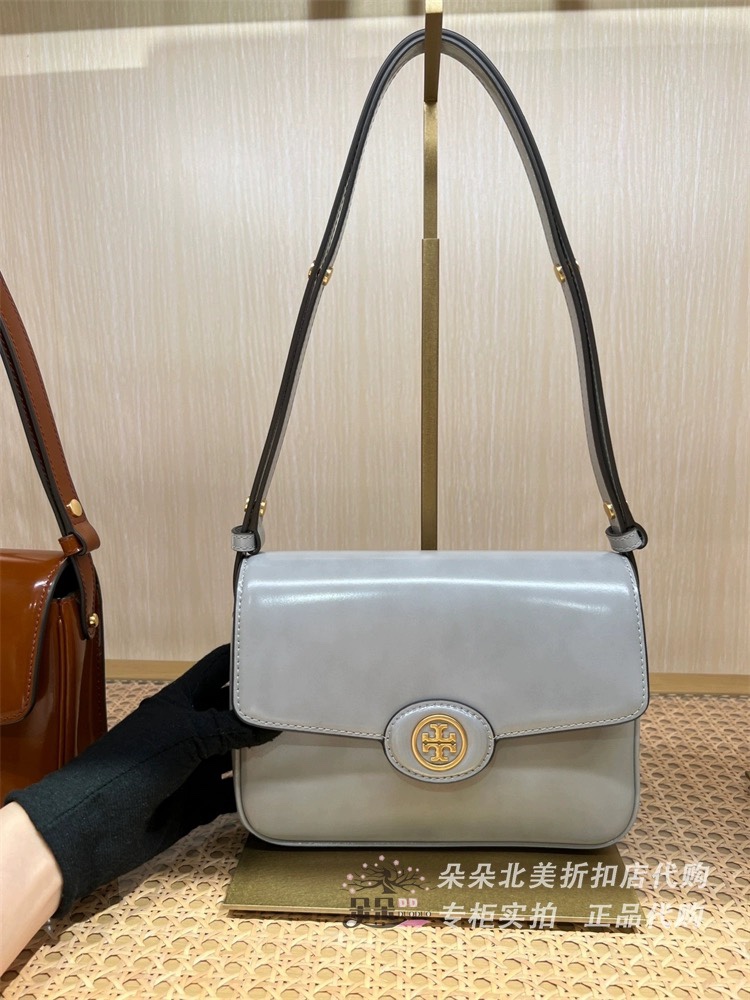 Tory Burch ～浅灰色 …………TB新款 Robinson 两用肩背包 选用精美的 spazzolato 皮革打造