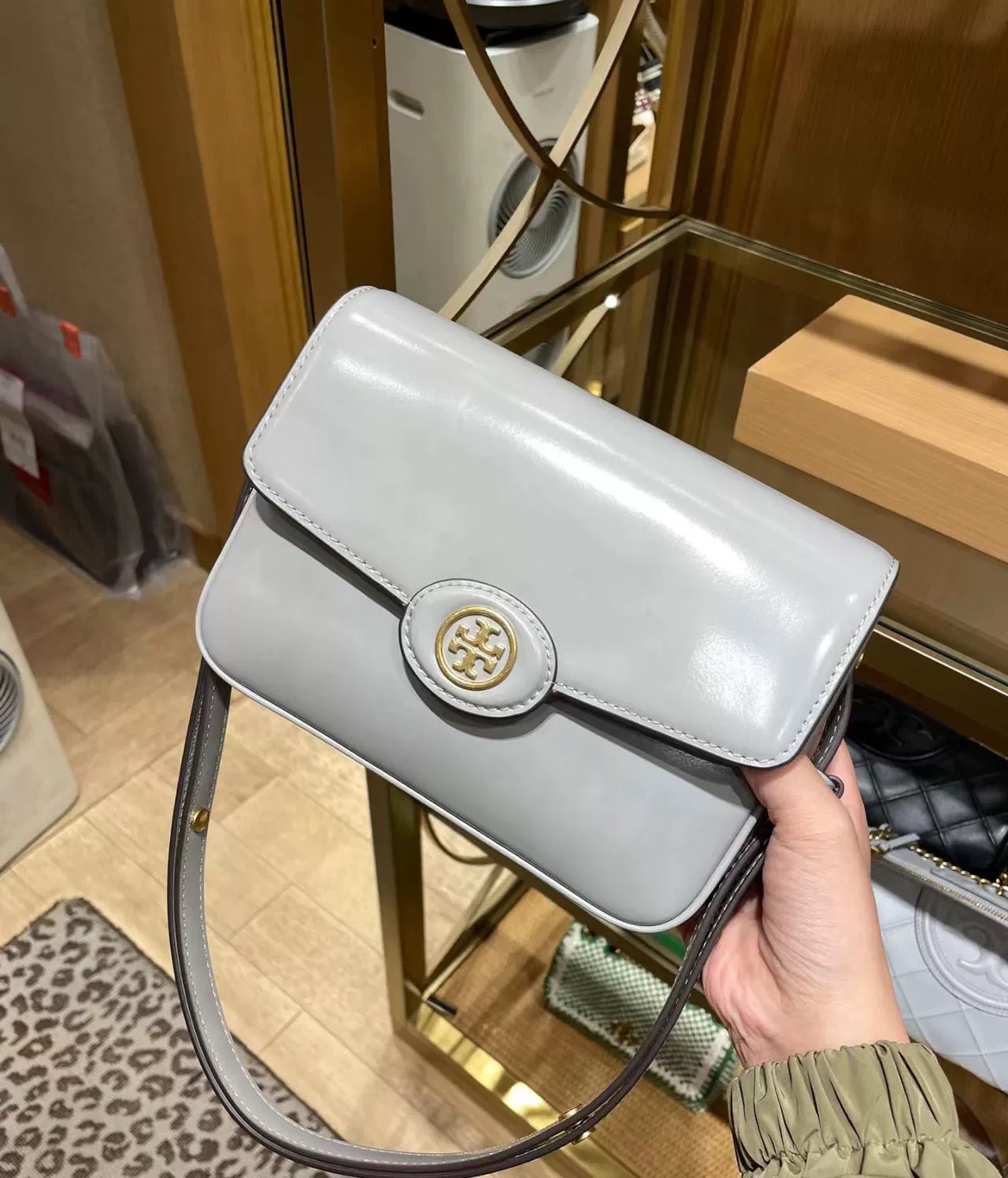 Tory Burch ～浅灰色 …………TB新款 Robinson 两用肩背包 选用精美的 spazzolato 皮革打造