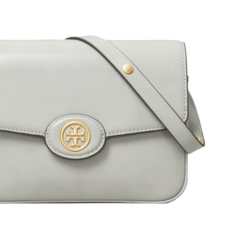 Tory Burch ～浅灰色 …………TB新款 Robinson 两用肩背包 选用精美的 spazzolato 皮革打造