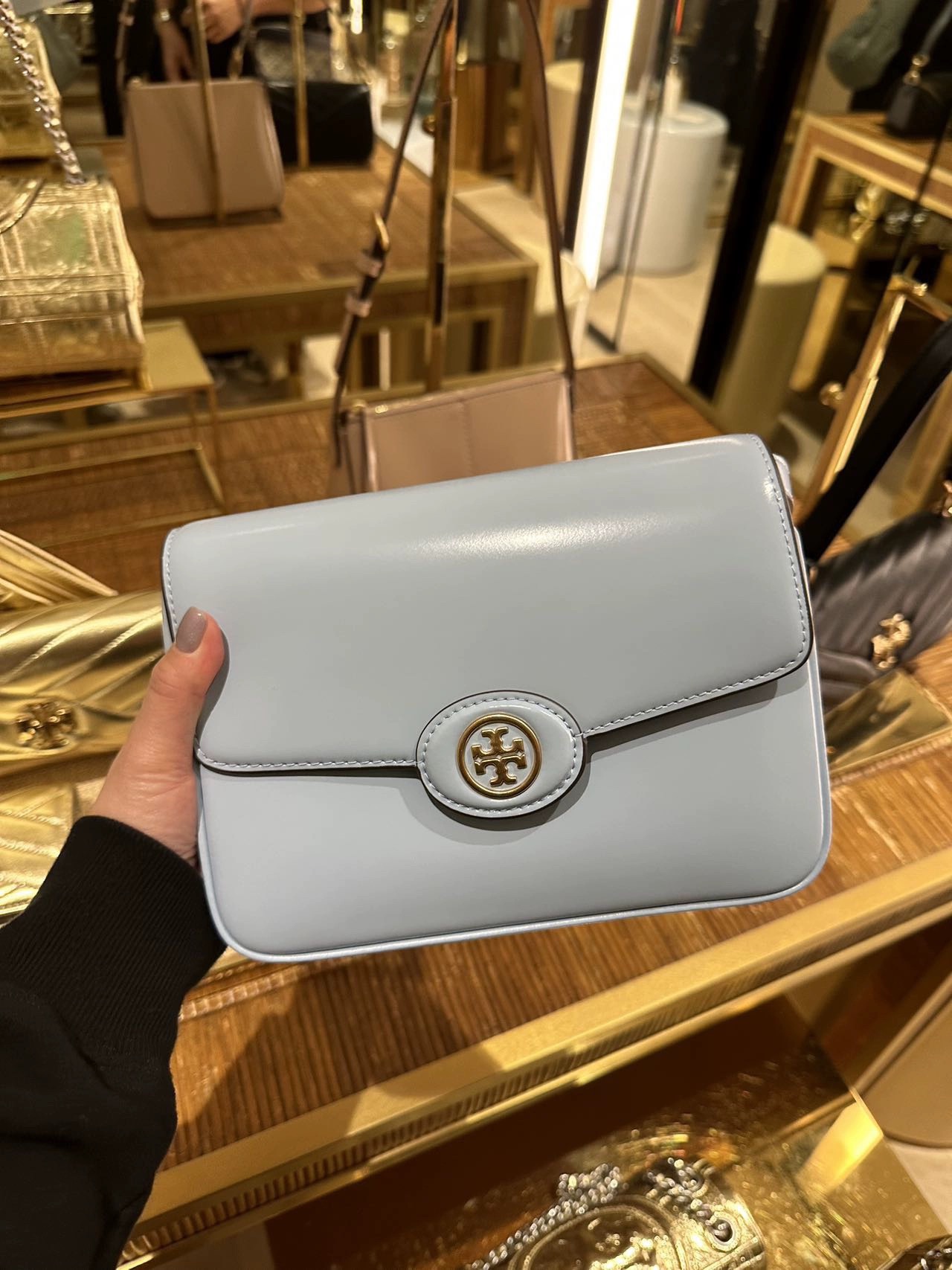 Tory Burch ～浅灰色 …………TB新款 Robinson 两用肩背包 选用精美的 spazzolato 皮革打造
