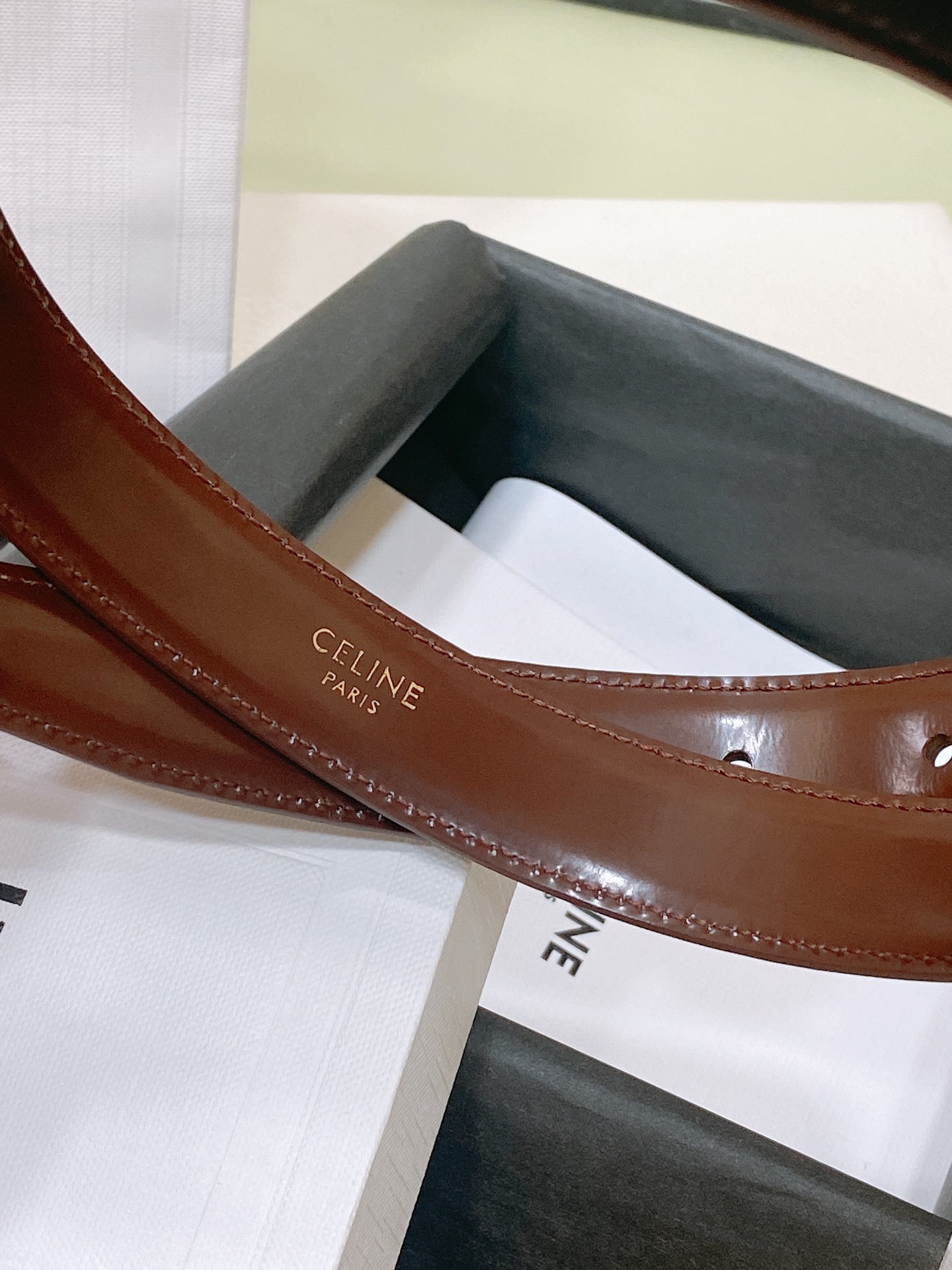 
celine 23 小号TRIOMPHE TAURILLON皮革腰带
青铜色 TAURILLON.中腰