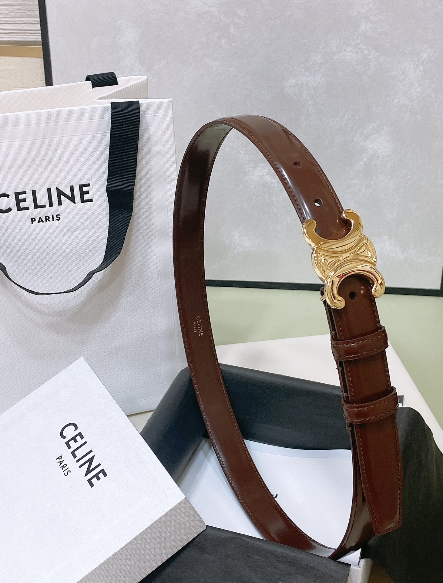 
celine 23 小号TRIOMPHE TAURILLON皮革腰带
青铜色 TAURILLON.中腰