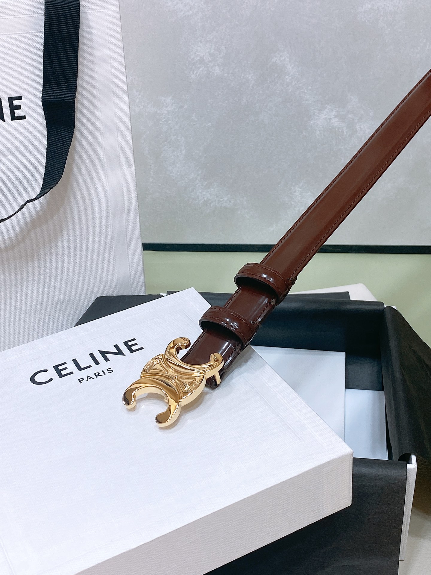 
celine 23 小号TRIOMPHE TAURILLON皮革腰带
青铜色 TAURILLON.中腰