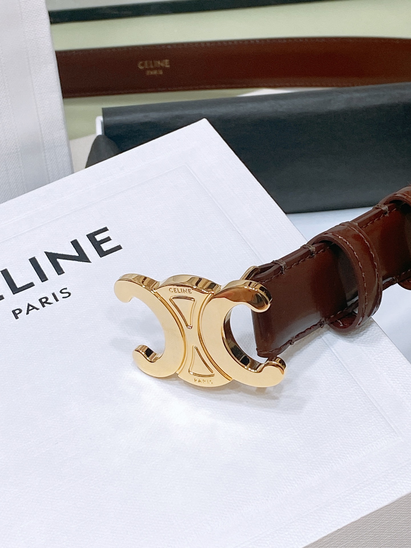 
celine 23 小号TRIOMPHE TAURILLON皮革腰带
青铜色 TAURILLON.中腰