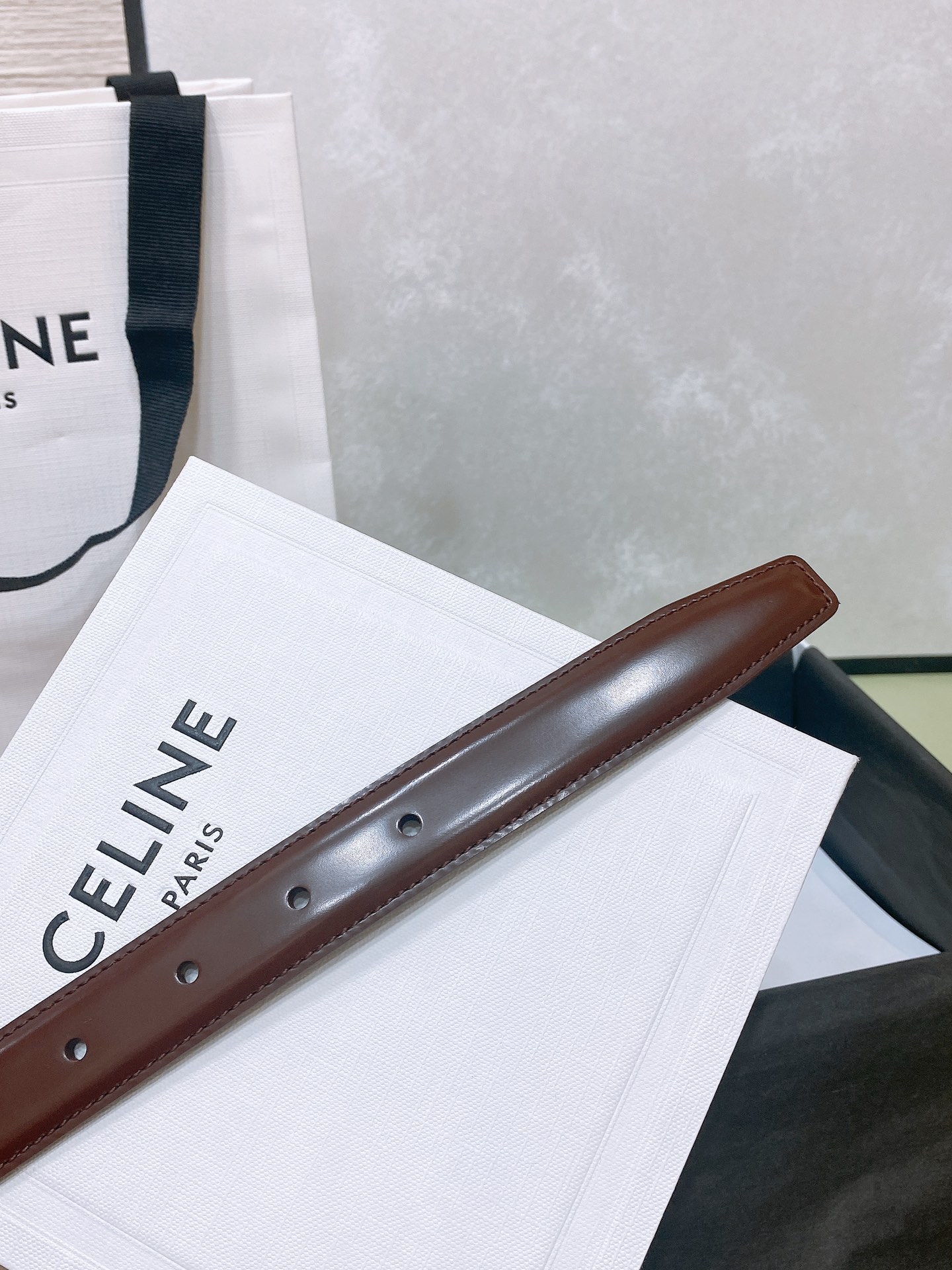 
celine 23 小号TRIOMPHE TAURILLON皮革腰带
青铜色 TAURILLON.中腰
