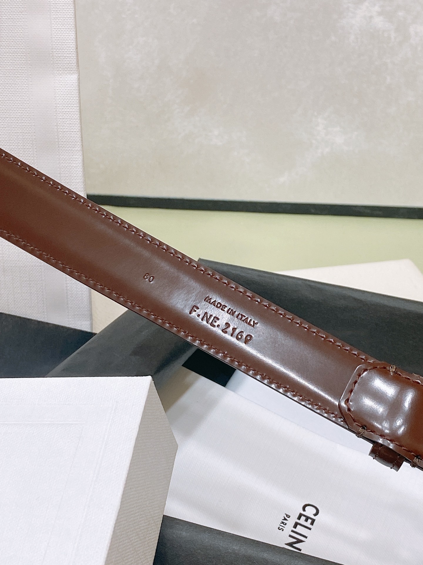 
celine 23 小号TRIOMPHE TAURILLON皮革腰带
青铜色 TAURILLON.中腰