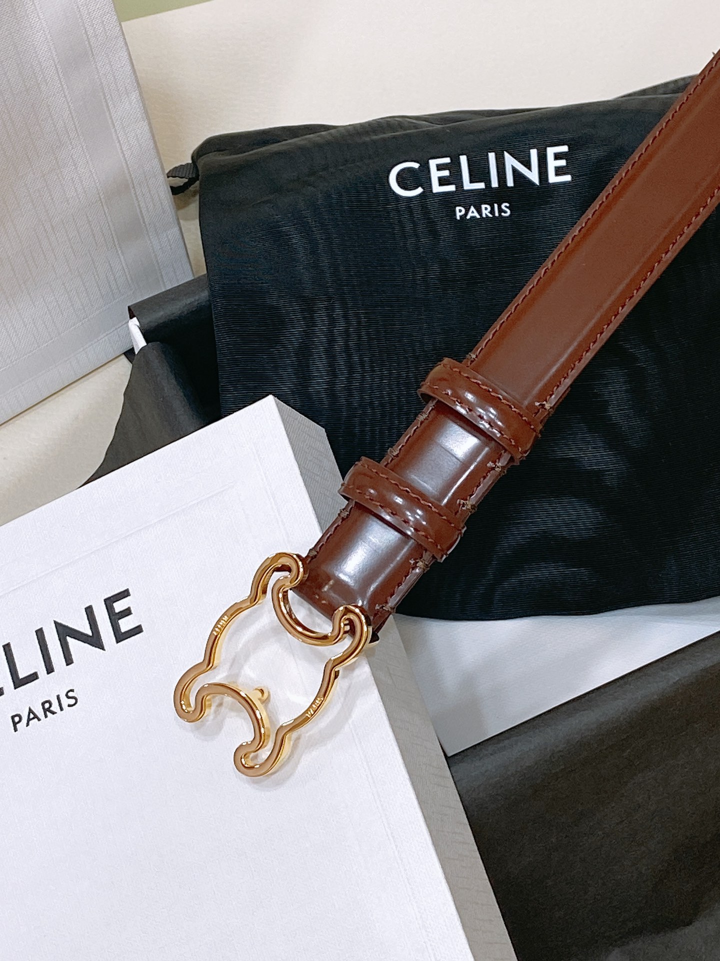 
celine 23 小号TRIOMPHE TAURILLON皮革腰带
青铜色 TAURILLON.中腰