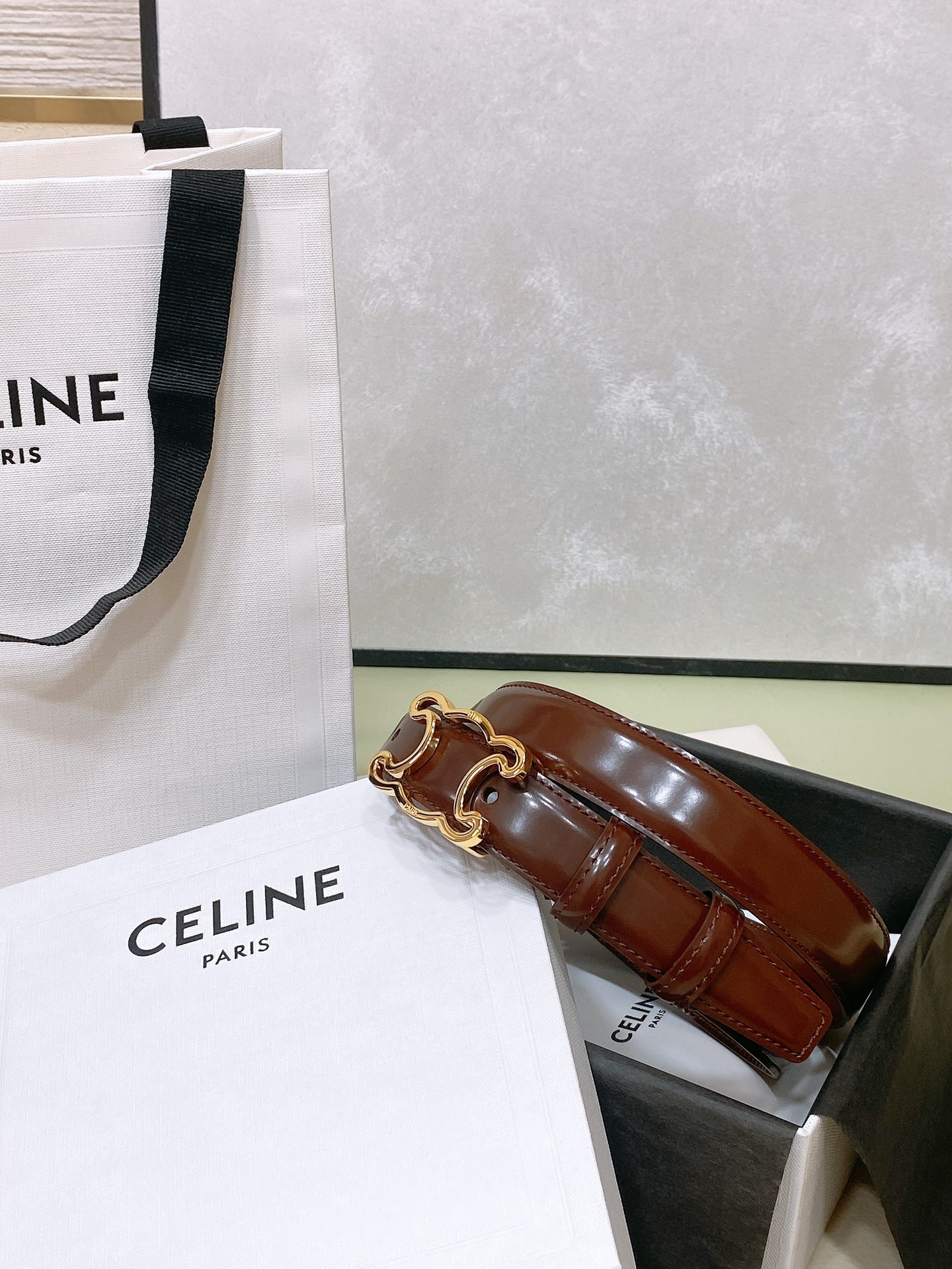
celine 23 小号TRIOMPHE TAURILLON皮革腰带
青铜色 TAURILLON.中腰