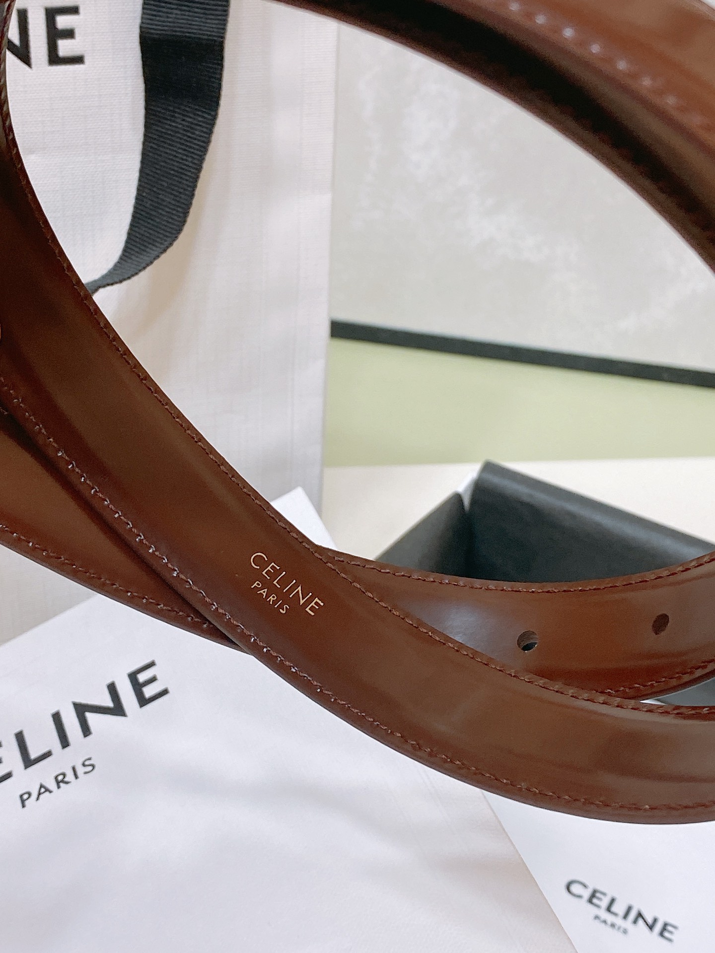 
celine 23 小号TRIOMPHE TAURILLON皮革腰带
青铜色 TAURILLON.中腰