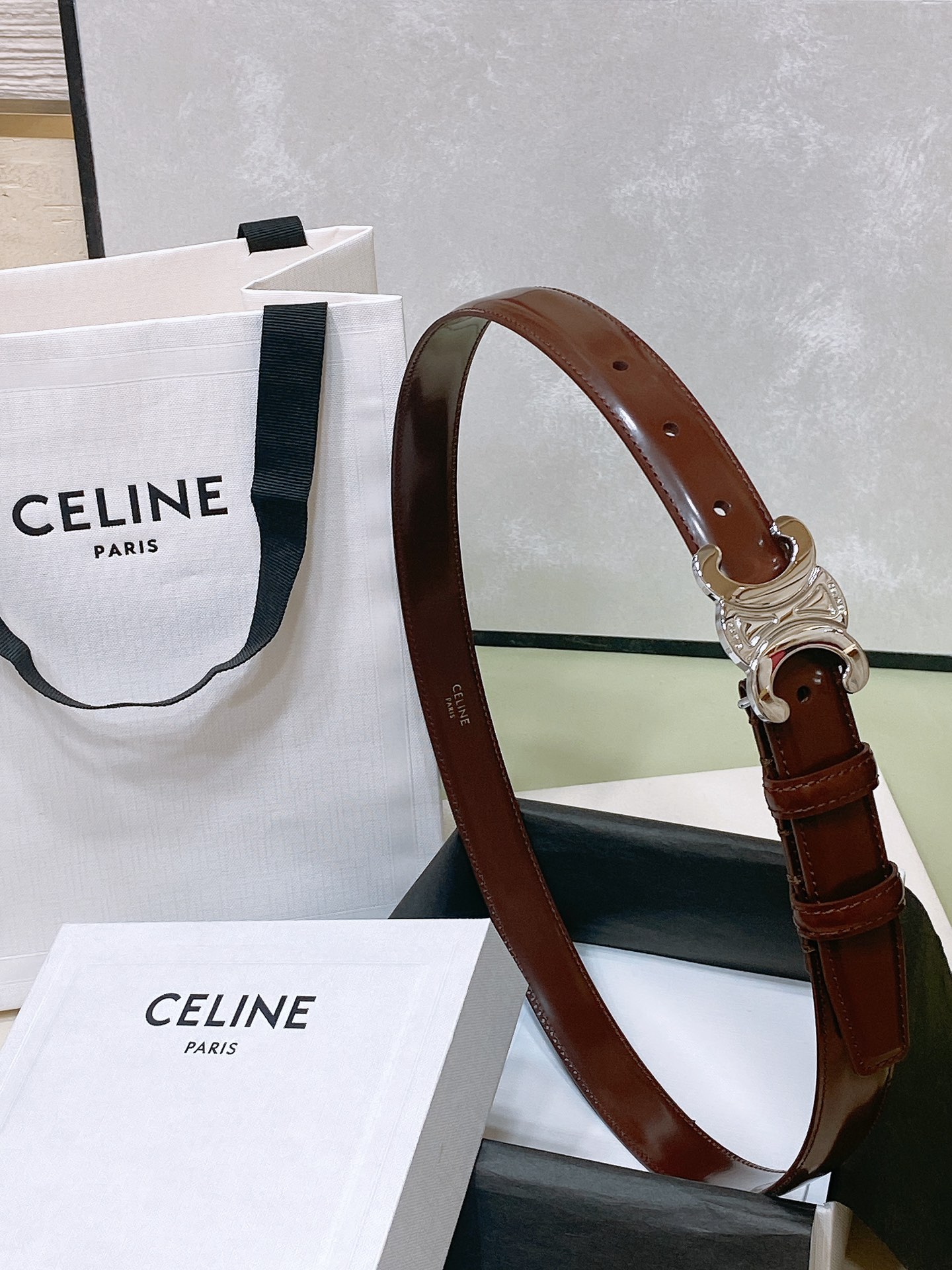 
celine 23 小号TRIOMPHE TAURILLON皮革腰带
青铜色 TAURILLON.中腰