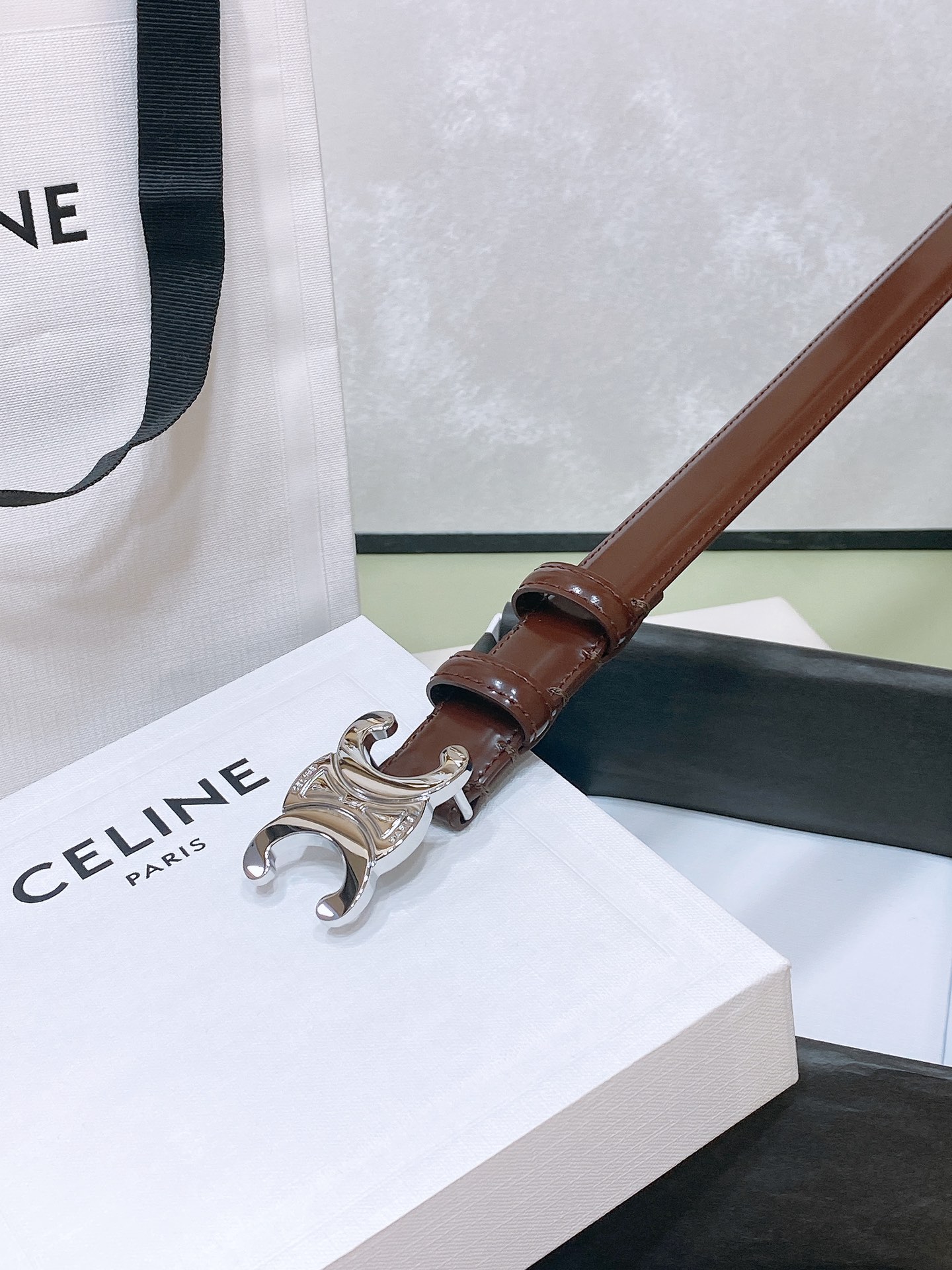 
celine 23 小号TRIOMPHE TAURILLON皮革腰带
青铜色 TAURILLON.中腰