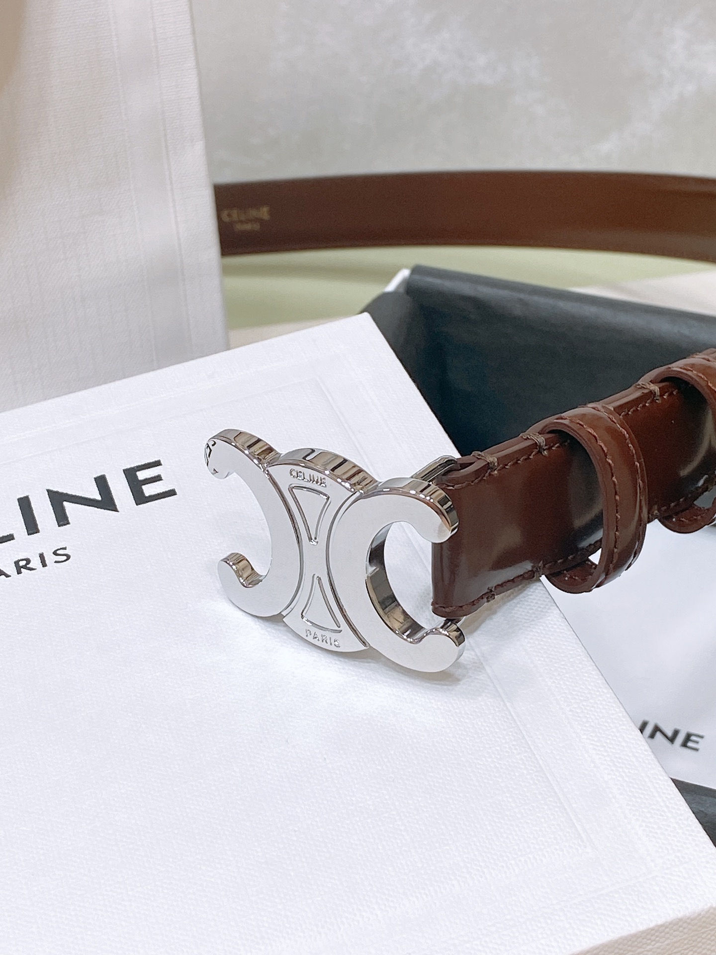 
celine 23 小号TRIOMPHE TAURILLON皮革腰带
青铜色 TAURILLON.中腰