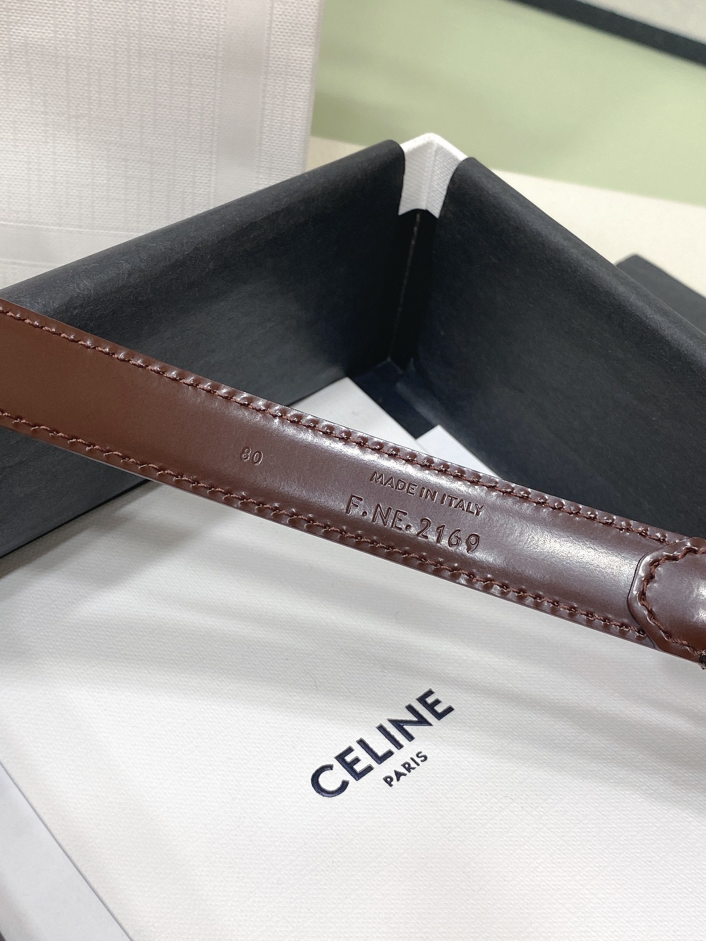 
celine 23 小号TRIOMPHE TAURILLON皮革腰带
青铜色 TAURILLON.中腰