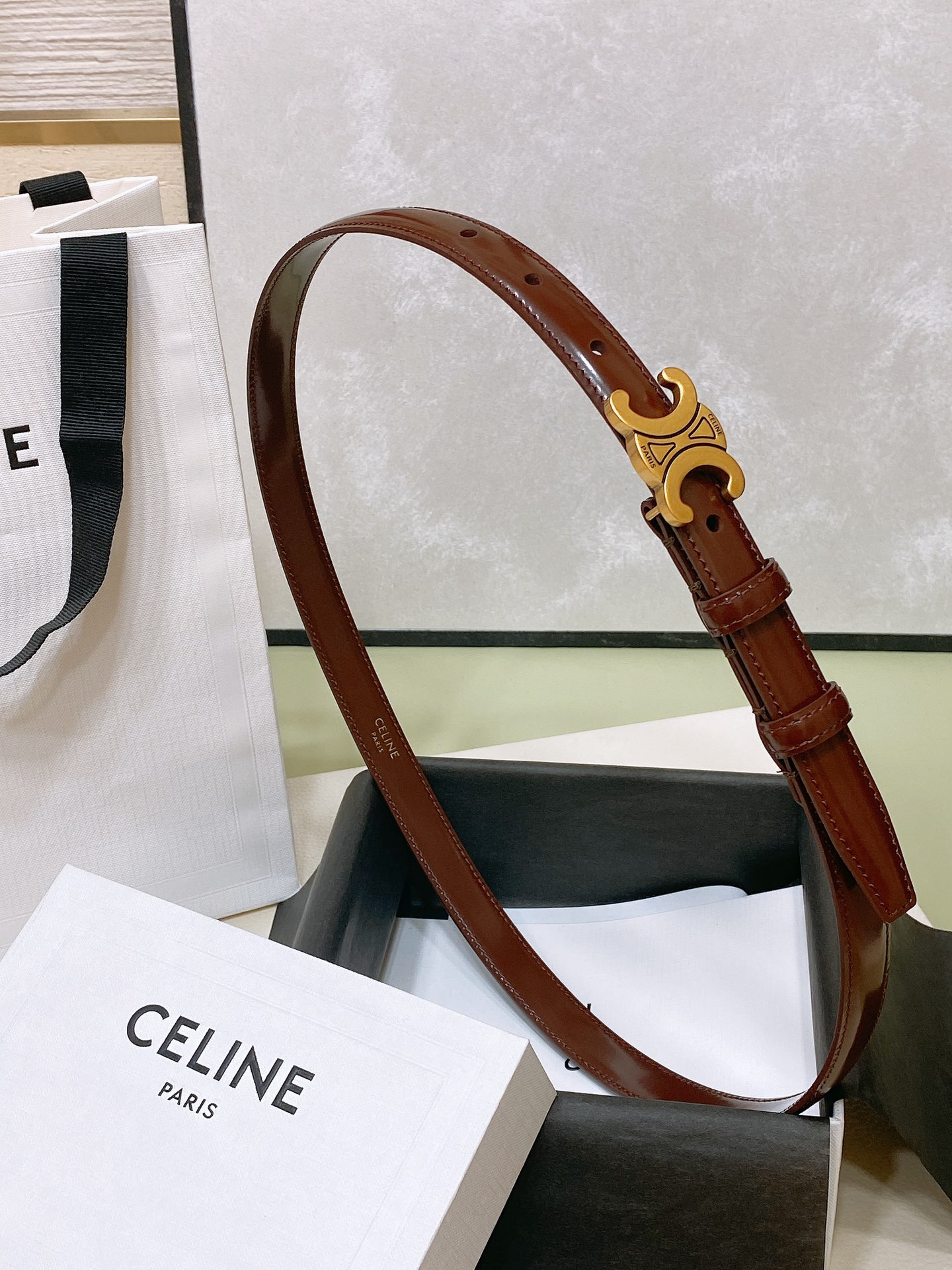 
celine 23 小号TRIOMPHE TAURILLON皮革腰带
青铜色 TAURILLON.中腰