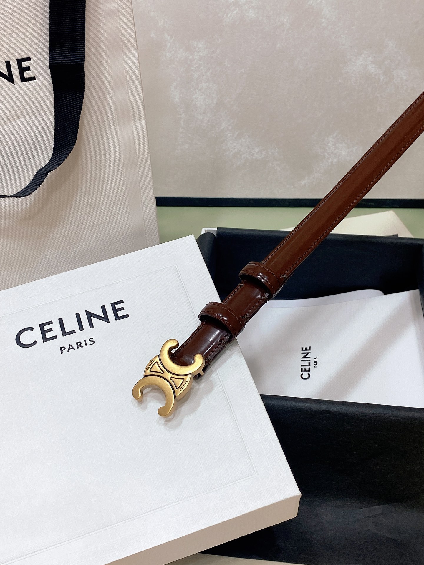 
celine 23 小号TRIOMPHE TAURILLON皮革腰带
青铜色 TAURILLON.中腰
