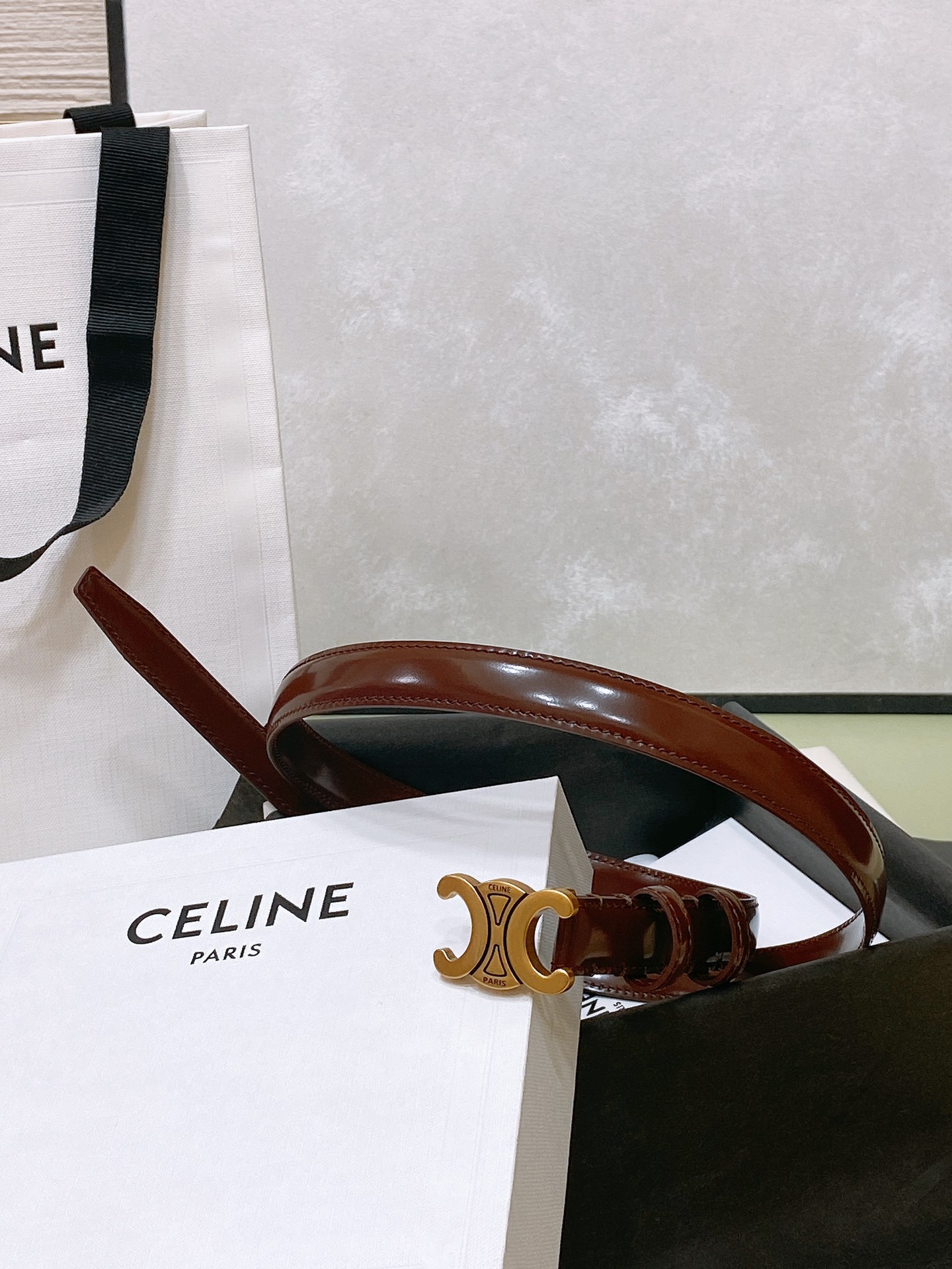 
celine 23 小号TRIOMPHE TAURILLON皮革腰带
青铜色 TAURILLON.中腰