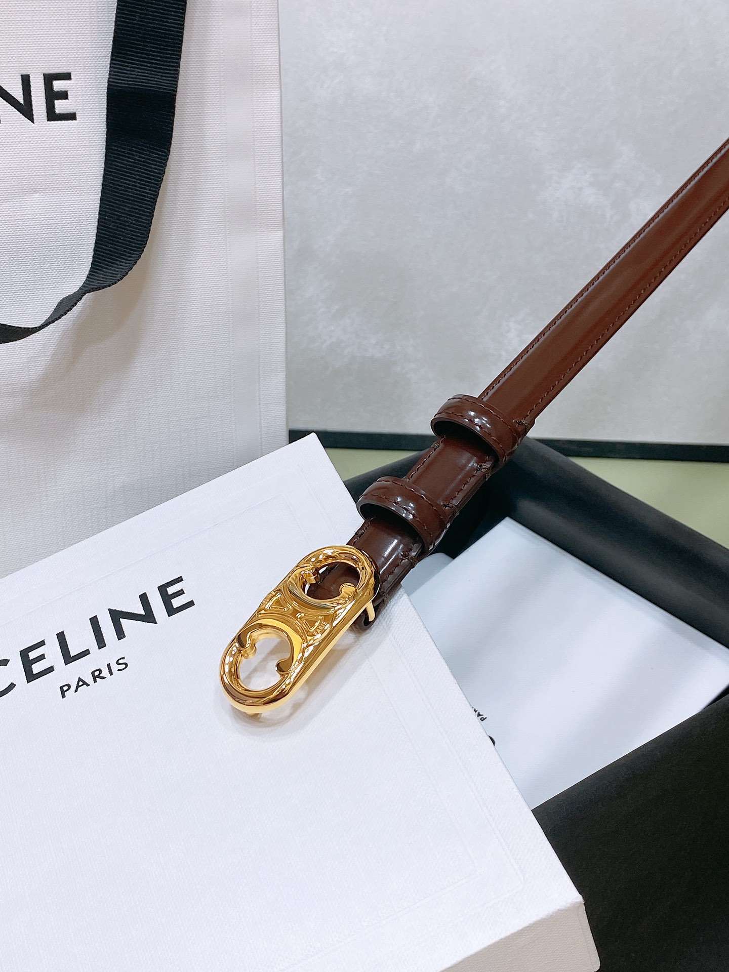 
celine 23 小号TRIOMPHE TAURILLON皮革腰带
青铜色 TAURILLON.中腰
