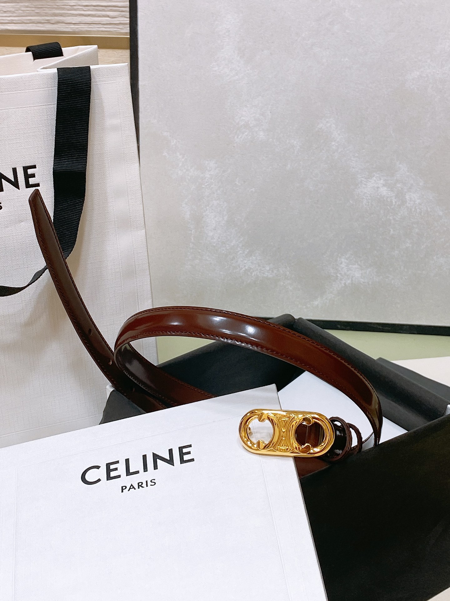 
celine 23 小号TRIOMPHE TAURILLON皮革腰带
青铜色 TAURILLON.中腰