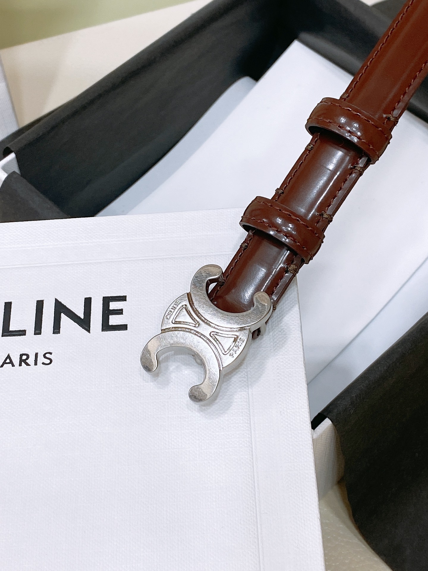 
celine 23 小号TRIOMPHE TAURILLON皮革腰带
青铜色 TAURILLON.中腰