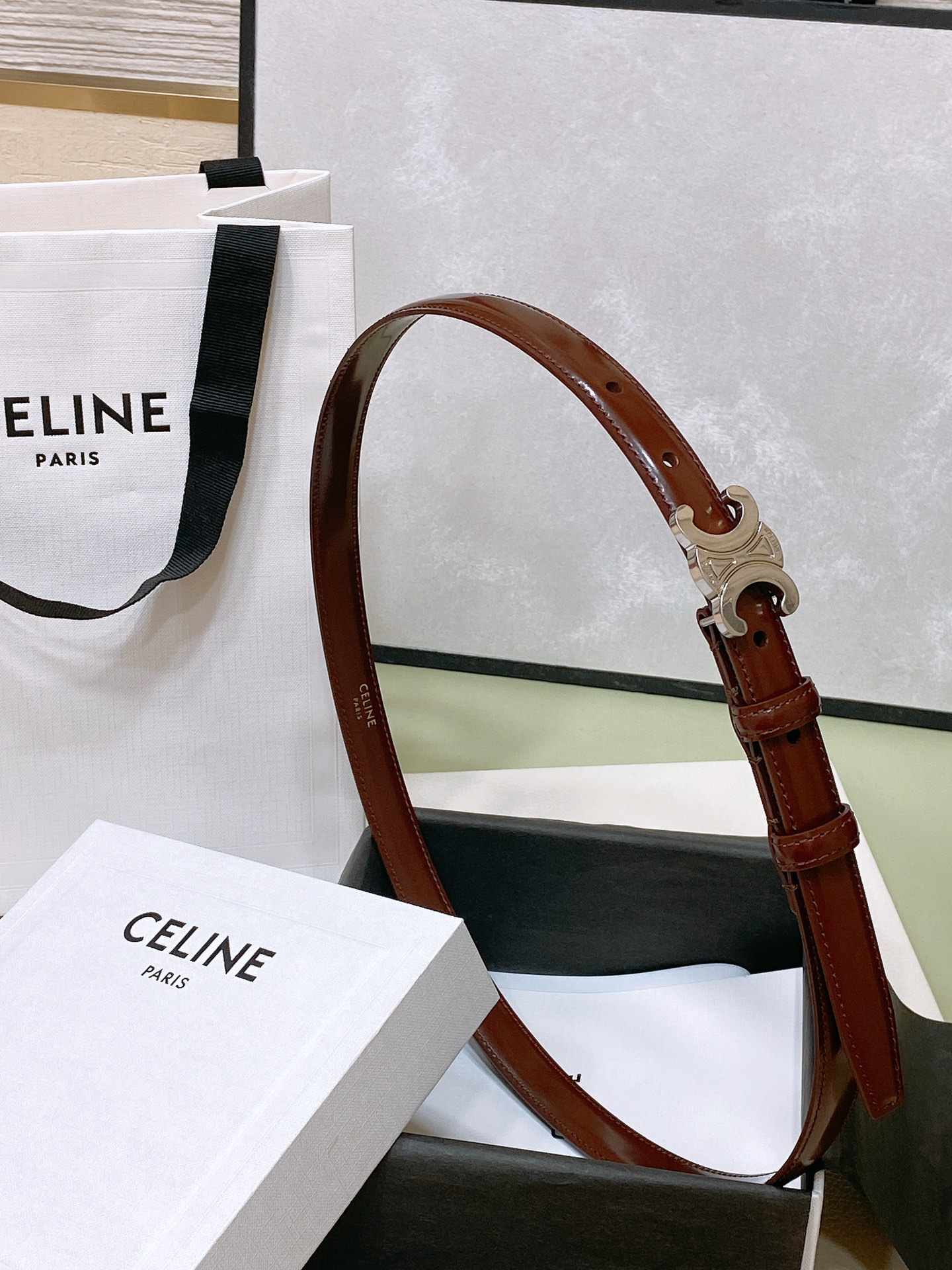 
celine 23 小号TRIOMPHE TAURILLON皮革腰带
青铜色 TAURILLON.中腰