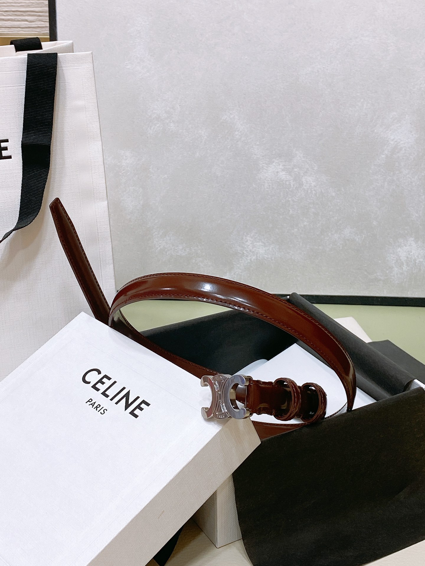
celine 23 小号TRIOMPHE TAURILLON皮革腰带
青铜色 TAURILLON.中腰