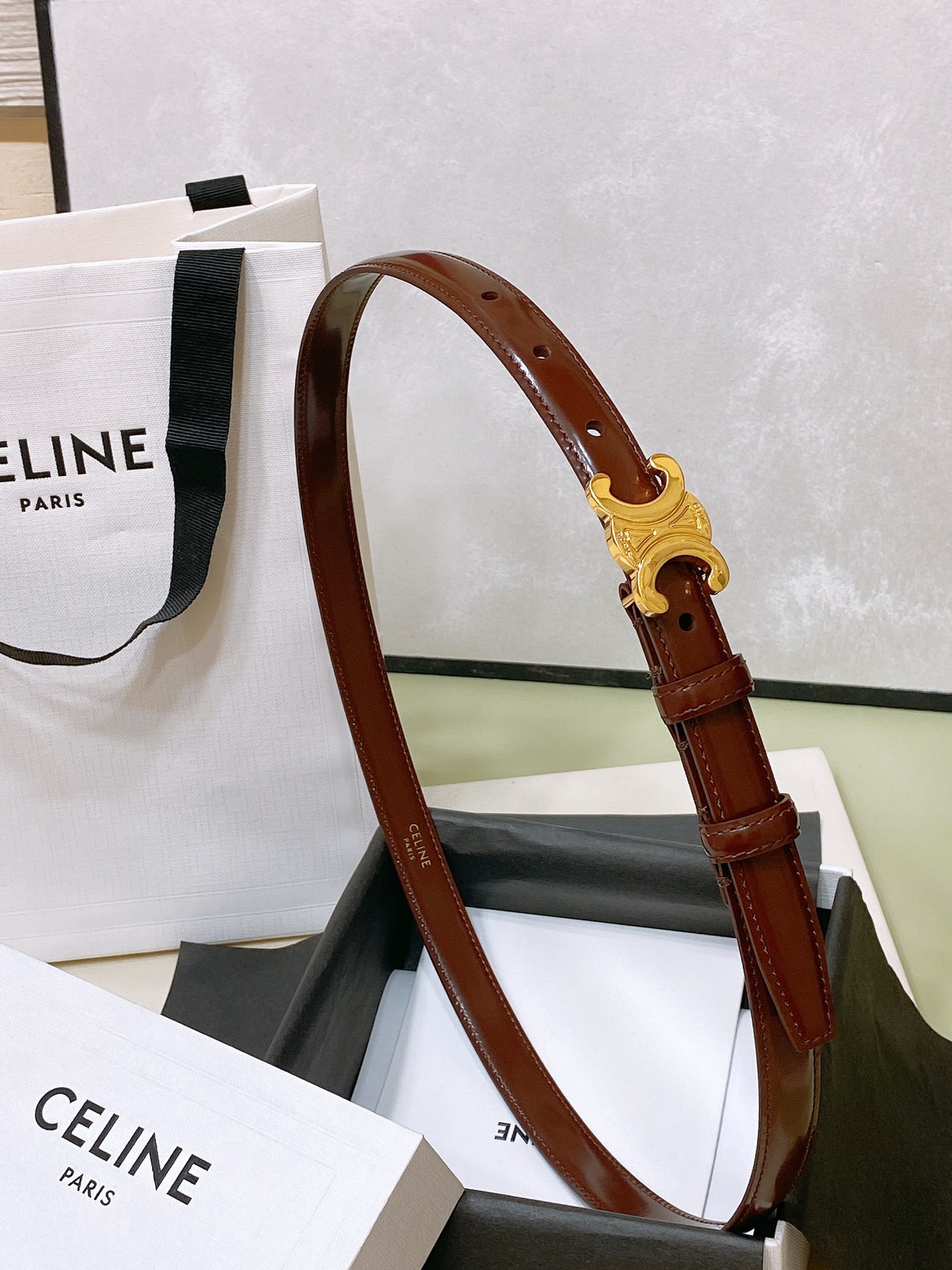 
celine 23 小号TRIOMPHE TAURILLON皮革腰带
青铜色 TAURILLON.中腰