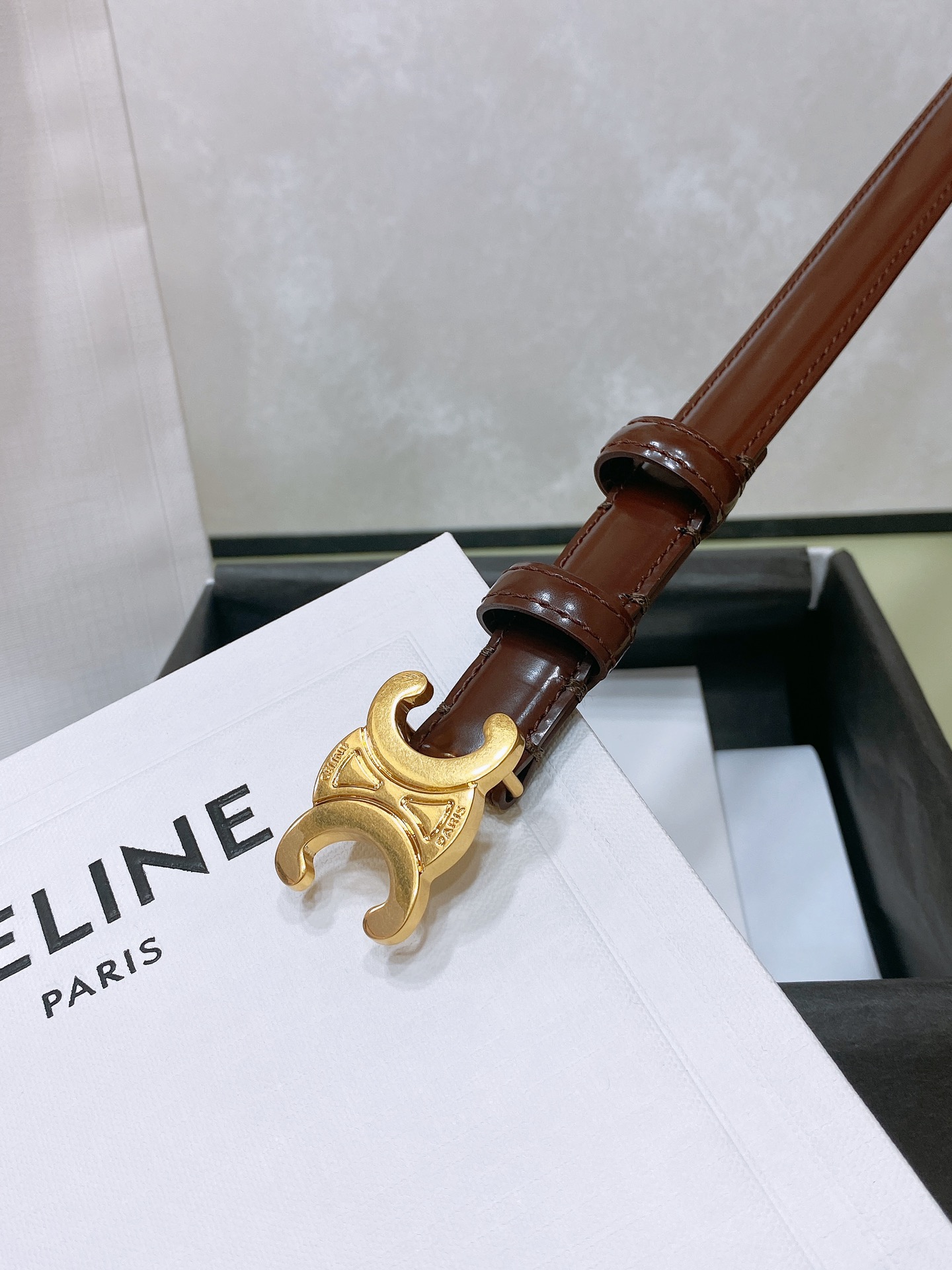 
celine 23 小号TRIOMPHE TAURILLON皮革腰带
青铜色 TAURILLON.中腰