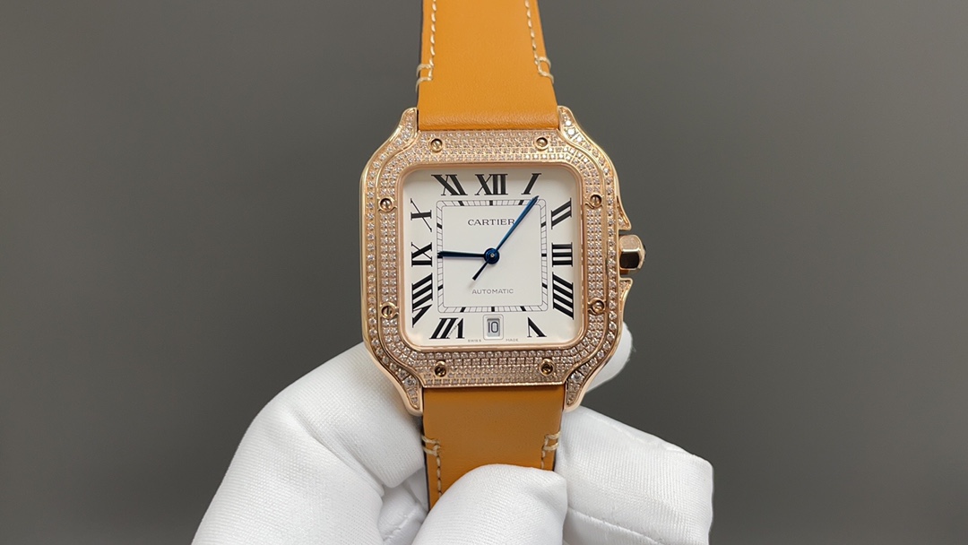 NO:149989,THB Cartier Sandos belt quick release version [Original mold opening latest Cartier Sandos 1 [Case] ​​genuine mold opening, equipped with the best imported 316L material case!  The movement adopts an exclusive imported 9015 ultra-thin movement, stable and zero renovation 2 [Dial] The dial with the mold opening of the genuine dial!  3 [Ship Needle] The Swiss craft fired blue needle is the closest to the authentic baked blue needle!  4【Glass】Swiss whitening film/anti-strings/anti-hand patterns!  AF process processing, leaving no trace!  5 [Watch strap] is equipped with an ergonomic SmartLink disassembly system, a pair of fluoroelastic strap that can be perfectly interchangeable with the original and has a high-end feel. 6 [Size] Men's 39.8 mm x 47.5 mm, the closest to the original version. 7 [Crown] Multi-section spinel sapphire with 1:1 mold opening, truly interchangeable with the original accessories. Equipped with card. Diya's two practical inventions 