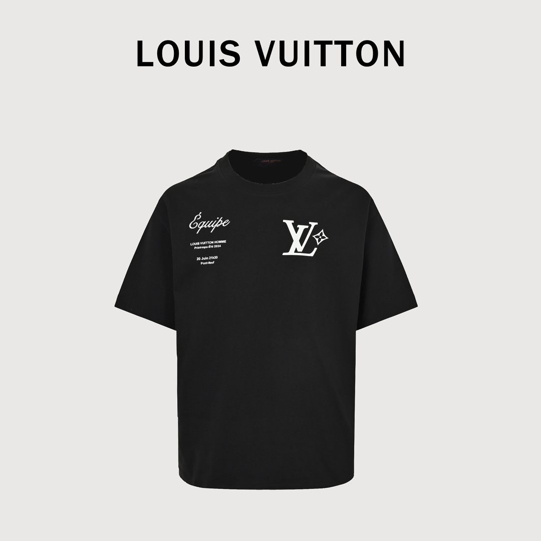 本地自取💰140
Louis Vuitton LV 路易威登 23SS 菲董首秀限定短袖T恤
面料采用260g爽滑双纱面料 上身效果超飒超惊艳 100%区别市面的顶级品质 不偷工减料 
男女同款 os版型 
尺码：S-XL