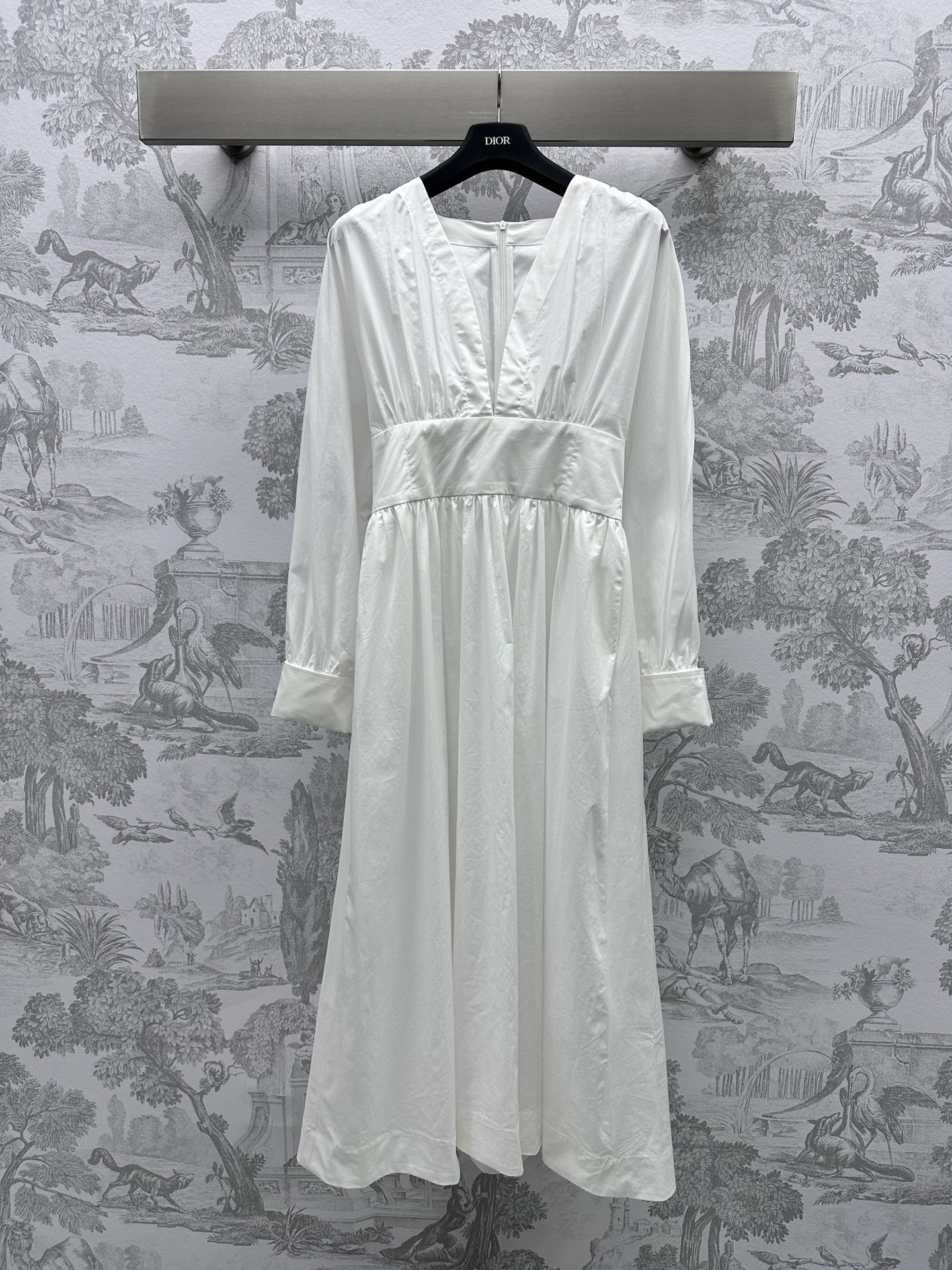 NO:696479,Dio* new product launch V-neck shirt dress customized YB imported twill cotton material. It follows the no-iron process and is not easy to wrinkle. It presents a crisp texture. V-neck design and tailoring. Wide-border fabric waist processing. Surface accessories development. Dress and dress tailoring. Elegant upper body. The first choice for summer wear. High version, dior, skirts,19860909Dio*新品上架V领衬衣连衣裙定制YB进口斜纹全棉材质 沿用免烫工艺 不易起皱 呈现挺括质感 V领设计剪裁 宽边本布收腰处理 面辅料开发 连衣长裙剪裁 上身优雅气质 夏天穿搭首选 高版本,,dior,skirts,,Women's clothing