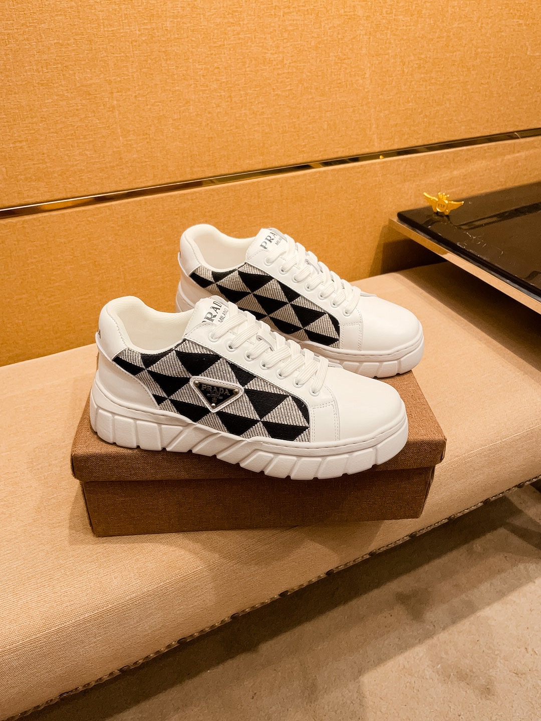 NO:276324,[Prada] High-end men's shoes brand Official website 11's latest masterpiece upper is made of Italian imported cowhide, comfortable and breathable inner lining, original non-slip and wear-resistant sole, making walking more convenient and comfortable!  Exclusive new style, amazing work, beautiful 11 ​​replica [color] compared to the official quality!  Create a fashionable personality to set off your uniqueness!  Must-have for trendy men! Classic size: 38-44 Color 2 colors available, prada, cowhide19860909【普拉达】男鞋高端品牌 官网11最新力作鞋面采用意大利进口头层牛皮搭配 舒适透气内里原版防滑耐磨大底制作,让行走更加便捷舒适！独家新款,惊世之作,与官方的质量相比美的11复刻[色]！打造时尚个性衬托你的与众不！潮男必备!经典尺码: 38—44 颜色 2色可选,,prada,cowhide,Men's shoes