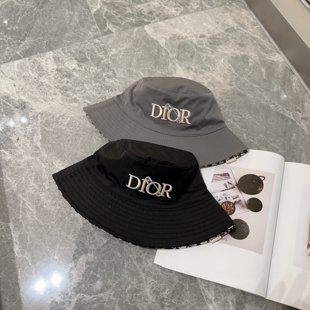 迪奥Dior官网最新双面满印迪奥logo渔夫帽防晒指数超高特别显脸小有型不软塌可随意折叠携带方便