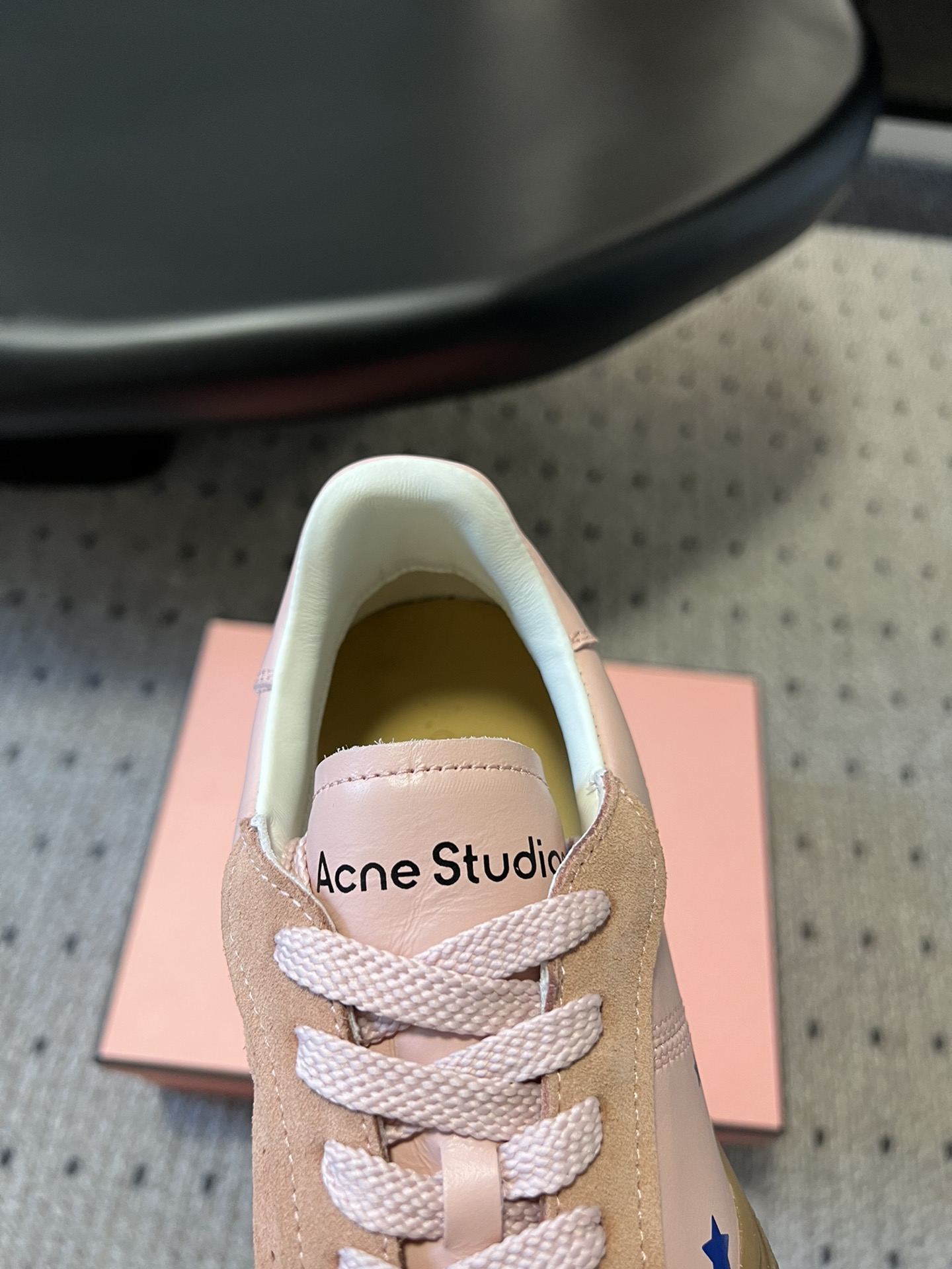 AcneStudiosBars德训鞋AcneStudios2024春夏推出新款德训鞋该鞋款采用羔羊皮和柔