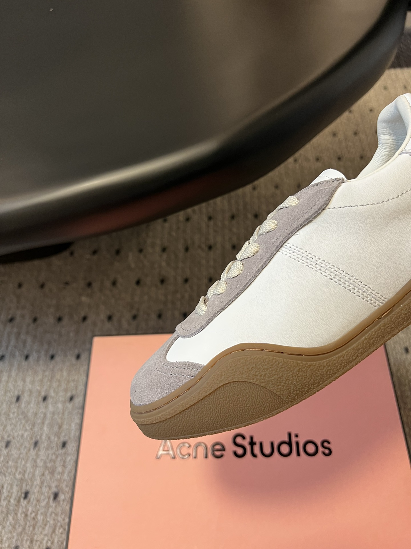 AcneStudiosBars德训鞋AcneStudios2024春夏推出新款德训鞋该鞋款采用羔羊皮和柔