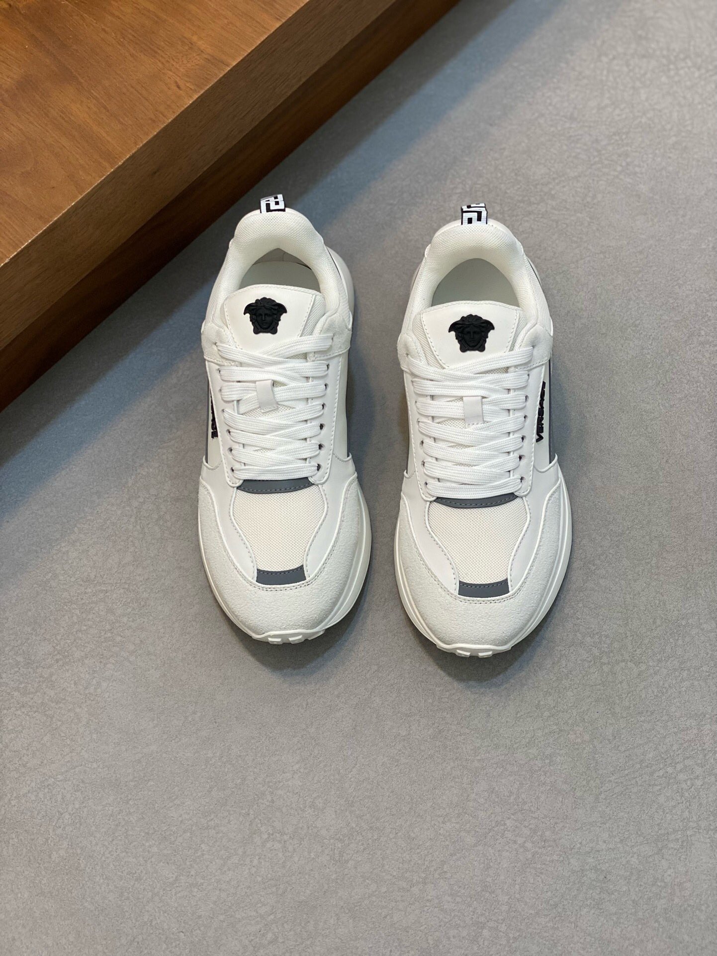 NO:217131,Brand VERSACE color original color matching code number 39-44 customized 38.45 price Material Versace top · original single product!  High-quality and trendy men's low-top casual shoes!  A unique personality!  The upper uses imported original cowhide breathable mesh lining, cowhide foot pads, original mold open sole, high quality worth owning, Versace casual shoes, versace, versace, cowhide19860909品牌VERSACE 颜色原版配色 码数39-44定做38.45 价格 材质范思哲顶级·原单货！精品好货潮男低帮休闲鞋！与众不同的个性！鞋面采用进口原版牛皮透气网布内里 牛皮垫脚 原版开模大底、高品质值得拥有,范思哲 休闲鞋,versace,versace,cowhide,Men's shoes