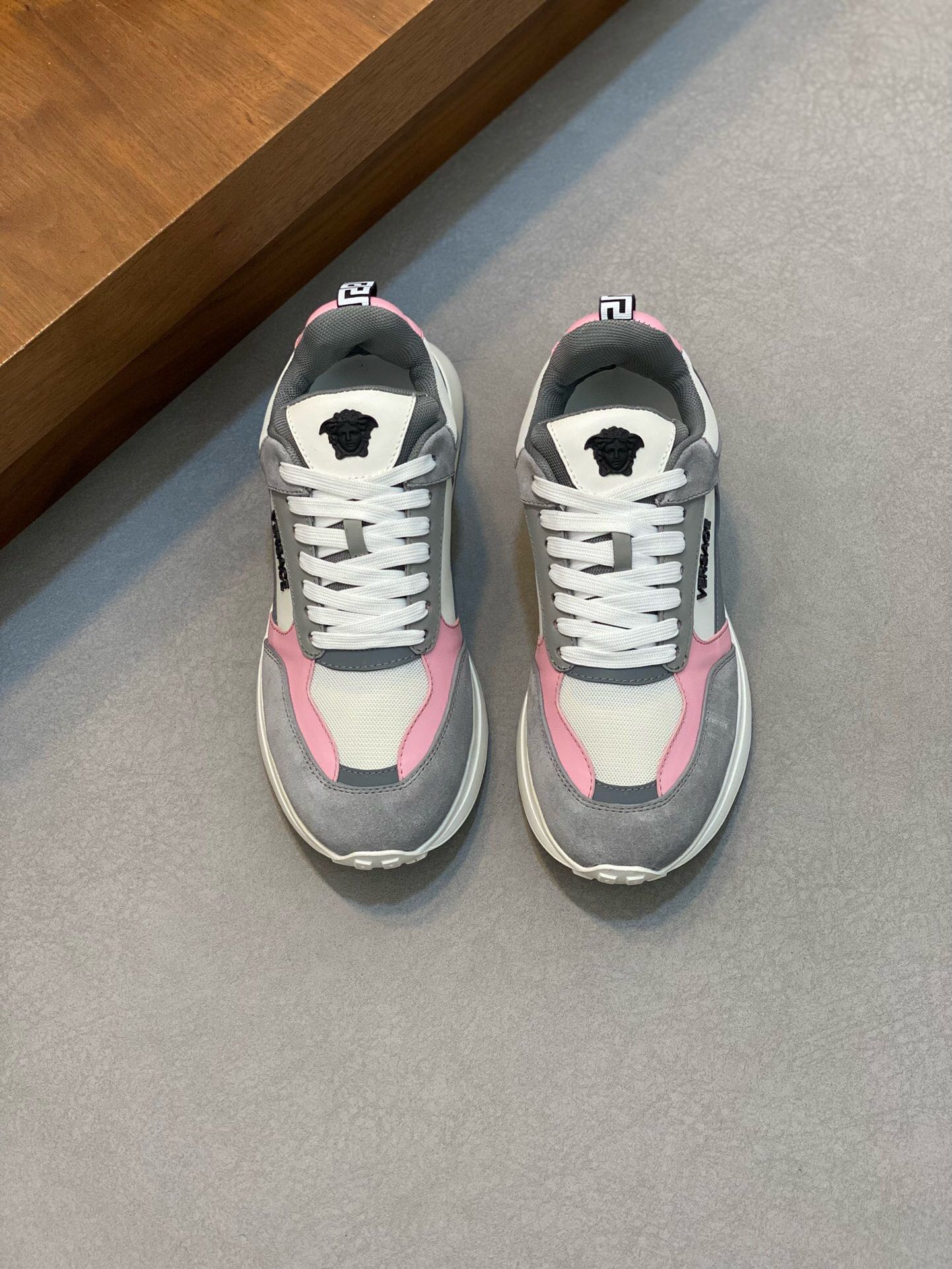 NO:218557,Brand VERSACE color original color matching code number 39-44 customized 38.45 price Material Versace top · original single product!  High-quality and trendy men's low-top casual shoes!  A unique personality!  The upper uses imported original cowhide breathable mesh lining, cowhide foot pads, original mold open sole, high quality worth owning, Versace casual shoes, versace, versace, cowhide19860909品牌VERSACE 颜色原版配色 码数39-44定做38.45 价格 材质范思哲顶级·原单货！精品好货潮男低帮休闲鞋！与众不同的个性！鞋面采用进口原版牛皮透气网布内里 牛皮垫脚 原版开模大底、高品质值得拥有,范思哲 休闲鞋,versace,versace,cowhide,Men's shoes