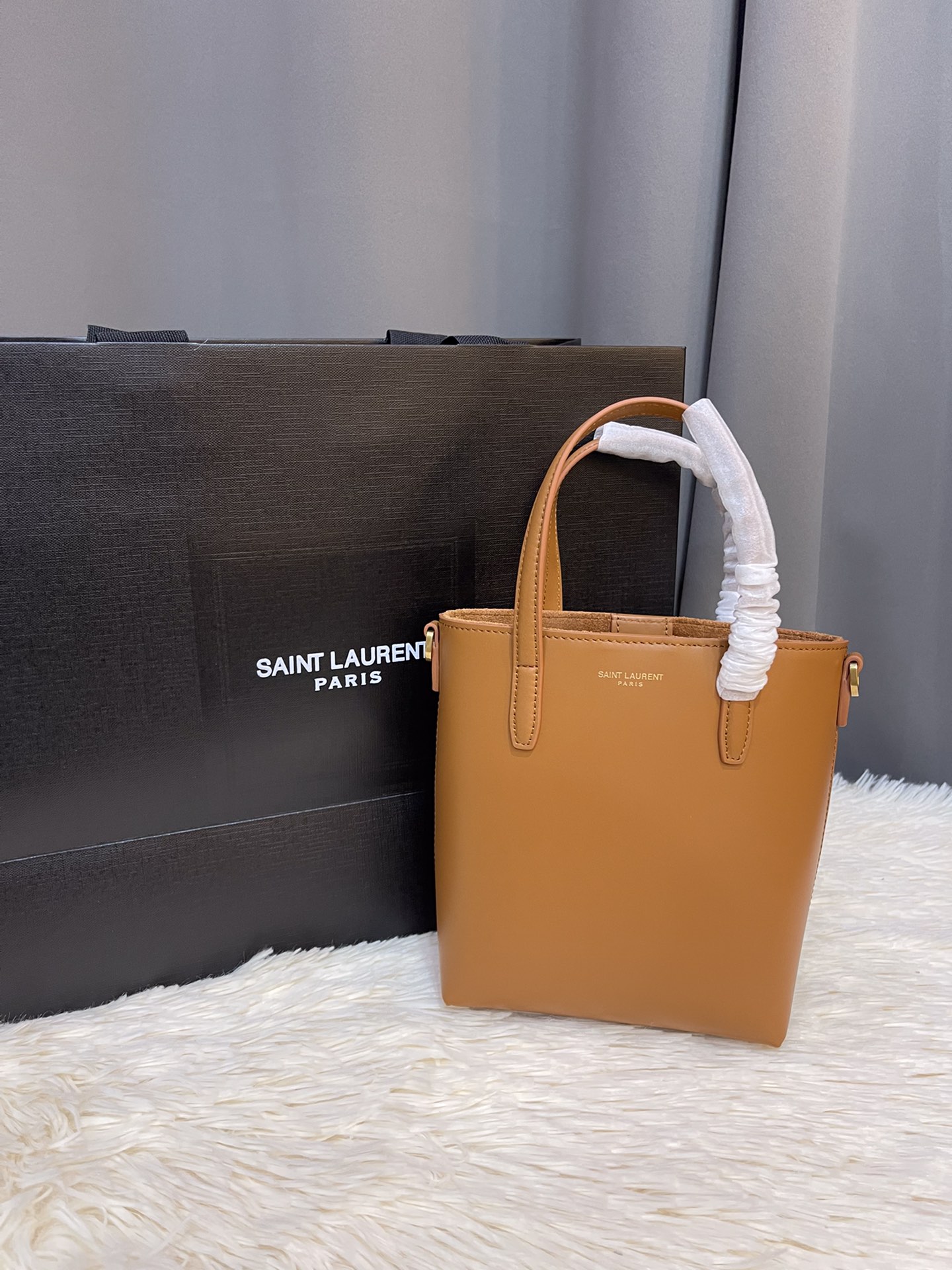 NO:179083,Plain-patterned mini bag First, its body is small and cute enough, second, its capacity is large and able to fit, third, its crocodile pattern embossed enough, just to hit these three points, almost no cute little one can beat it!  The design of the small portable removable shoulder strap is also more outstanding in terms of solid back. I love the cute little ones without any complaints!  !  It must be developed, look at the comparison chart for similarity!  Please leave the quality to us with confidence Model 773995 [original leather] Size 18×17×8cm, YSL, saint laurent19860909平纹款 迷你bag 第一,它包身够小够可爱 第二,它容量够大够能装 第三,它鳄鱼纹压纹够抗造 就冲这三点,几乎没有哪个小可爱能打得过它！ 小手提可拆卸肩带的设计在实背性上也更出挑 没有槽点的小可爱,我超爱！！必须z开发的啦,相似度看对比图！质量就请放心的交给我们哈 型号773995【原厂皮】 尺寸18×17×8cm,YSL,saint laurent,Bag