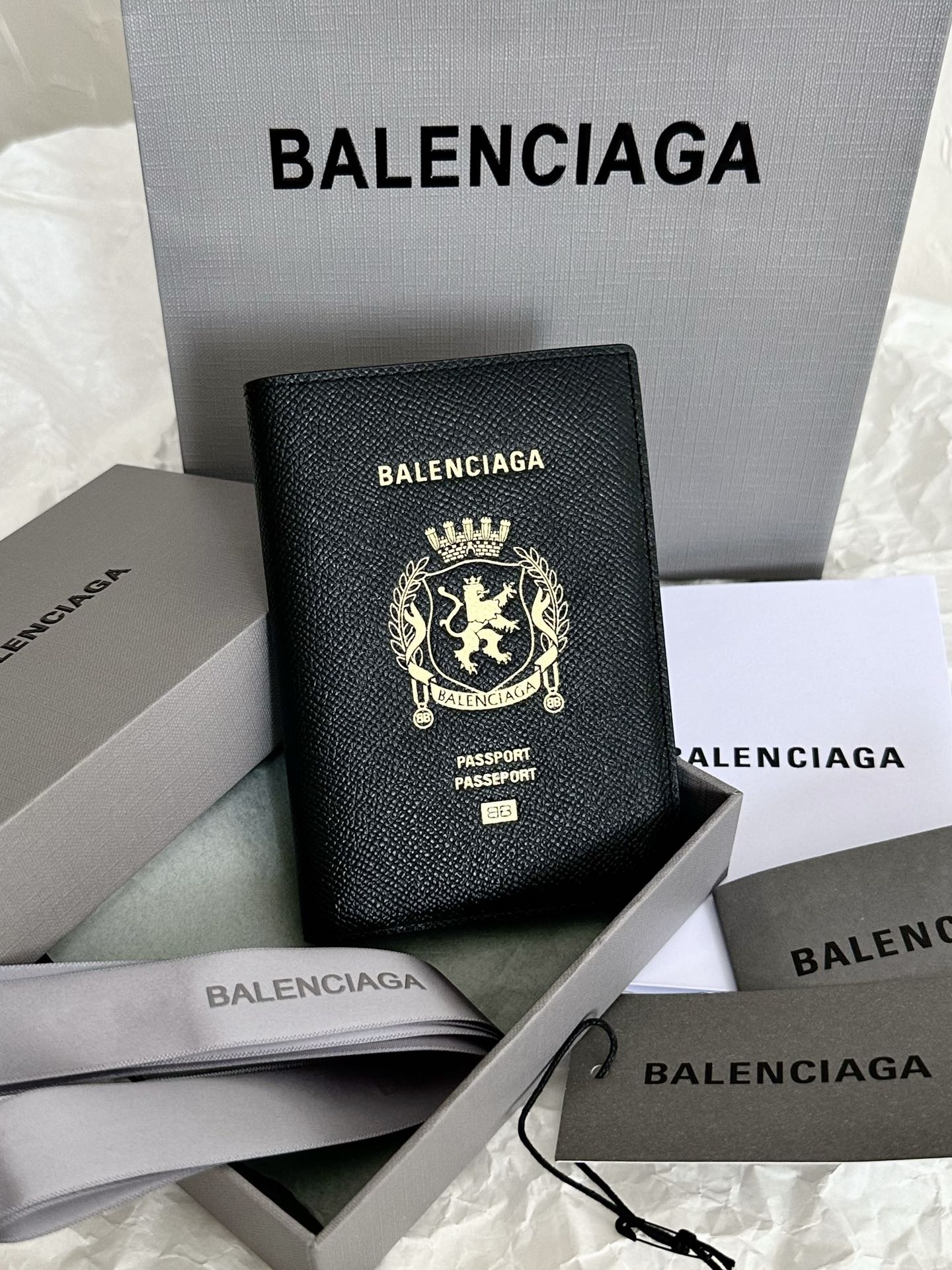 Elegante Funda para Pasaporte Balenciaga - Protección con Estilo