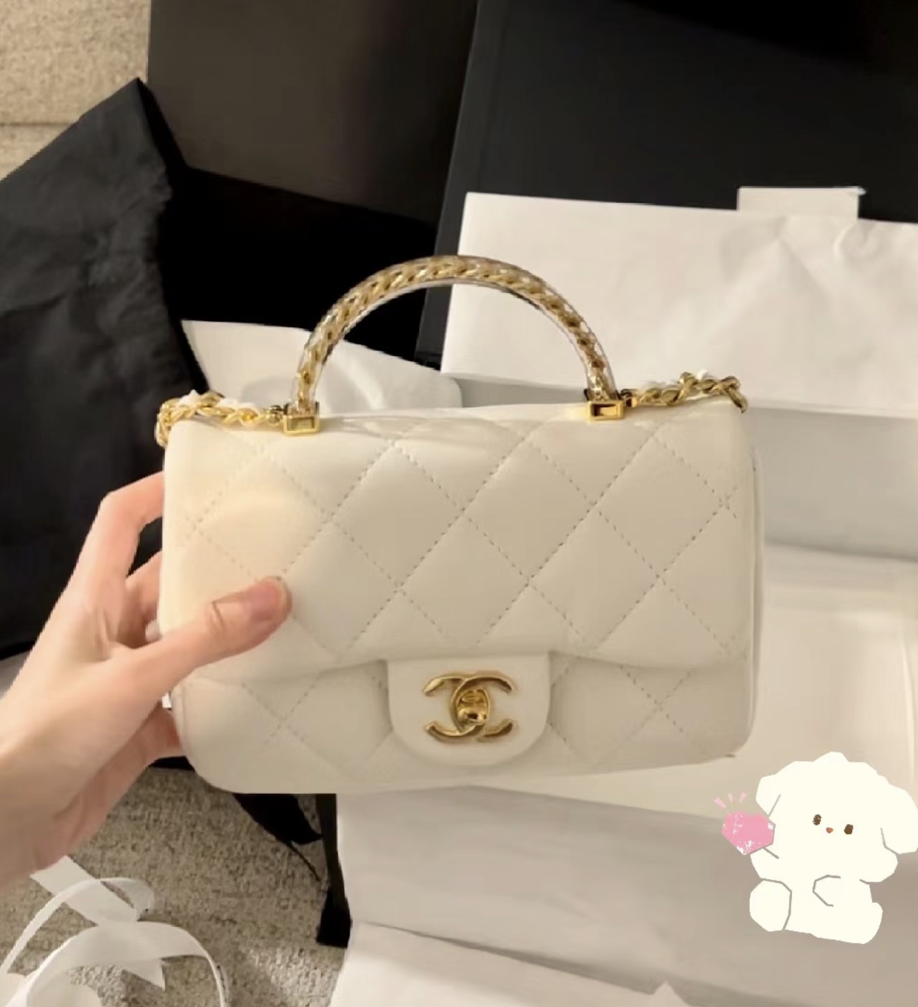 El blanco con el asa dorada se ve muy elegante