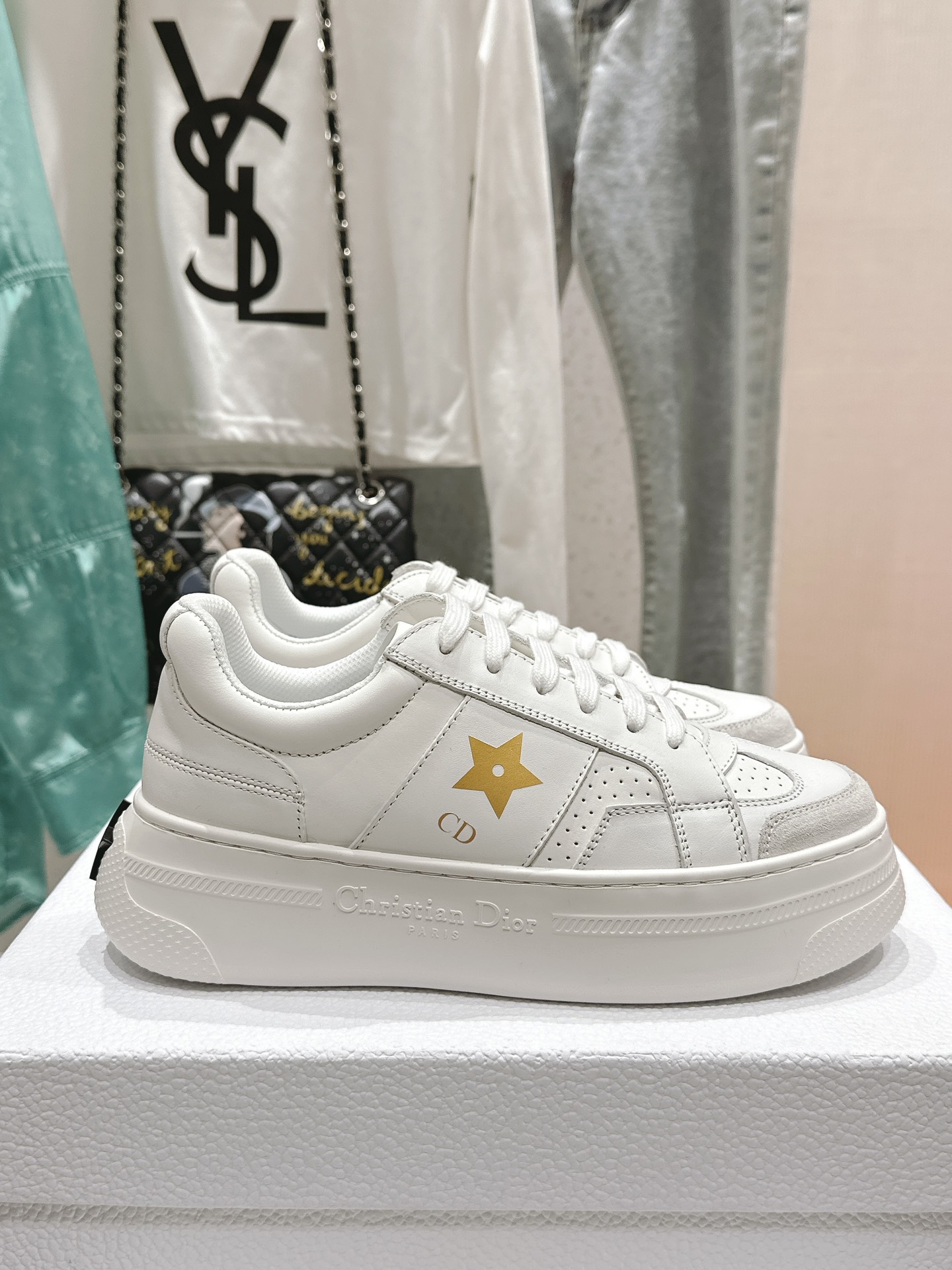 NO:750237,Brand new top version, highest quality, classic works + fashionable design, classic and attractive!  Original reverse mold last, ultimate 1:1 shape, imported high-end cowhide fabric showing exquisite texture!  Original private model Tpu outsole, luxurious packaging!  Top quality 35-41 [40.41 customized], casual shoes/sports shoes, sneakers, cowhide19860909全新顶级版 最高品质 经典著作+时尚设计,经典耐看！原版倒模楦型,极致1:1形体,进口高端牛皮面料呈现出精致质感！ 原版私模Tpu大底,奢华包装！ 顶级品质35-41 [40.41定制],休闲鞋/运动鞋,sneakers,cowhide,Women's Shoes