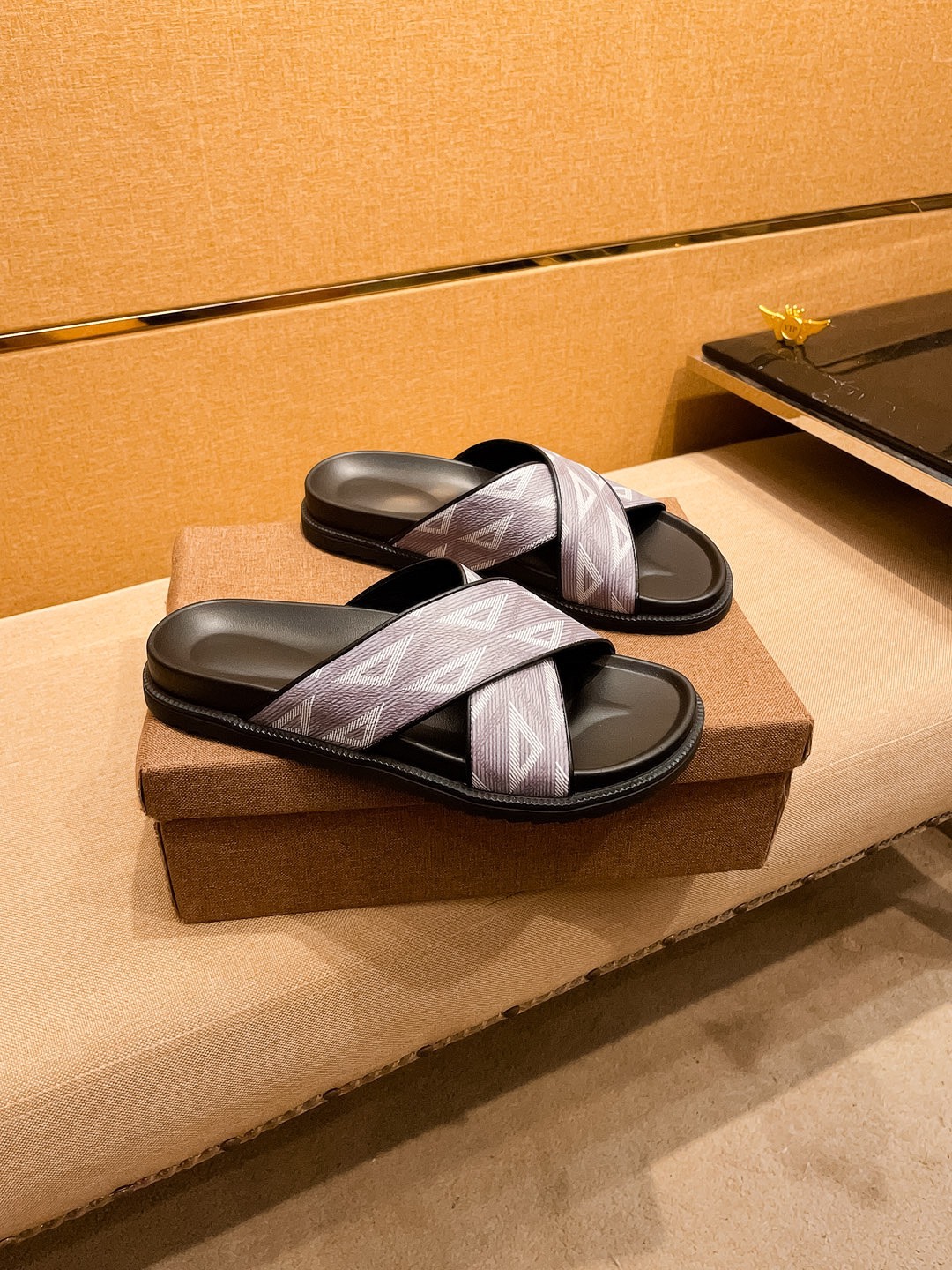 NO:349619,New model is on the market [Guqi Slippers] High-end 1:1 mold customization, original upgraded version, lighter and non-slip. Top quality in the market, fashion and trendy, versatile and hot, simple and tasteful, must-have for trendy people, exuding a fashionable and casual atmosphere, fashion is right under your feet, full of confidence, the same spring and summer slippers in the counter are coming, it is super beautiful to wear, 38-44 1 color optional, slippers19860909新款上市【古奇 拖鞋】高端1:1开模定制,原版升级版大底,更轻便,防滑.市场顶级品质,,时尚主打潮流,百搭爆款,简单不失品味,潮人必备,散发时尚休闲气息,时尚就在脚下,自信满满,专柜同款春夏季拖鞋的季节来了,穿起来超级唯美, ,38-44 1色可选,,slippers,Men's shoes