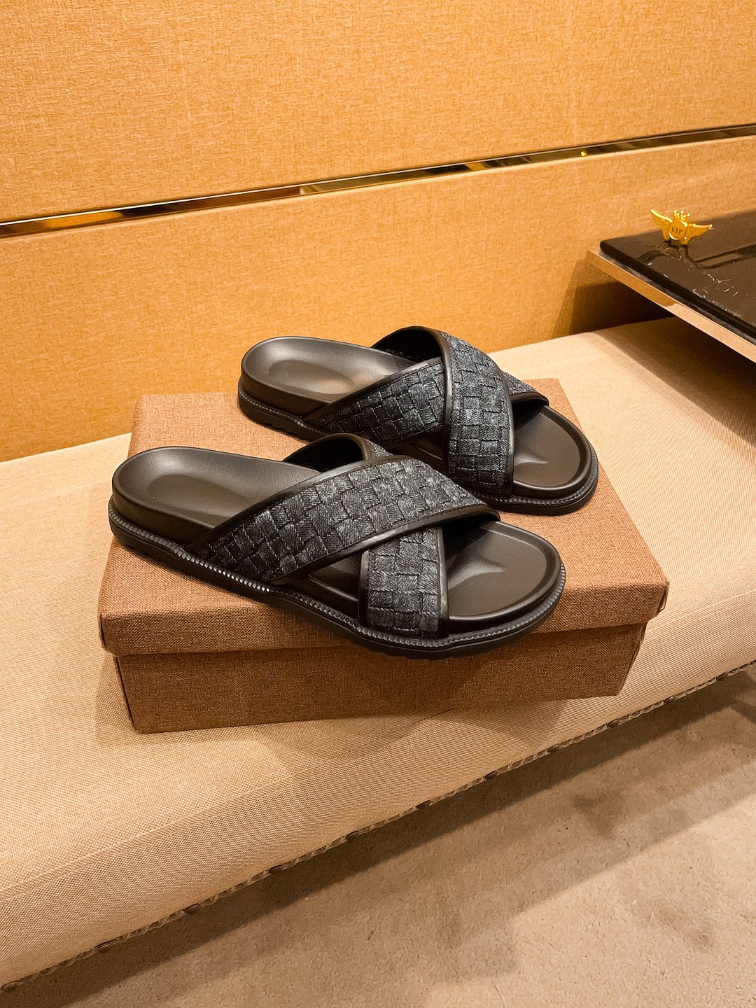 NO:349641,New model is on the market [Guqi Slippers] High-end 1:1 mold customization, original upgraded version of the outsole, lighter and non-slip. The top quality of the market, fashion is trendy, versatile and hot, simple and tasteful, must-have for trendy people, exuding a fashionable and casual atmosphere, fashion is right under your feet, full of confidence, the same spring and summer slippers in the counter are coming, it is super beautiful to wear, 38-44 2 colors available, slippers19860909新款上市【古奇 拖鞋】高端1:1开模定制,原版升级版大底,更轻便,防滑.市场顶级品质,,时尚主打潮流,百搭爆款,简单不失品味,潮人必备,散发时尚休闲气息,时尚就在脚下,自信满满,专柜同款春夏季拖鞋的季节来了,穿起来超级唯美, ,38-44 2色可选,,slippers,Men's shoes