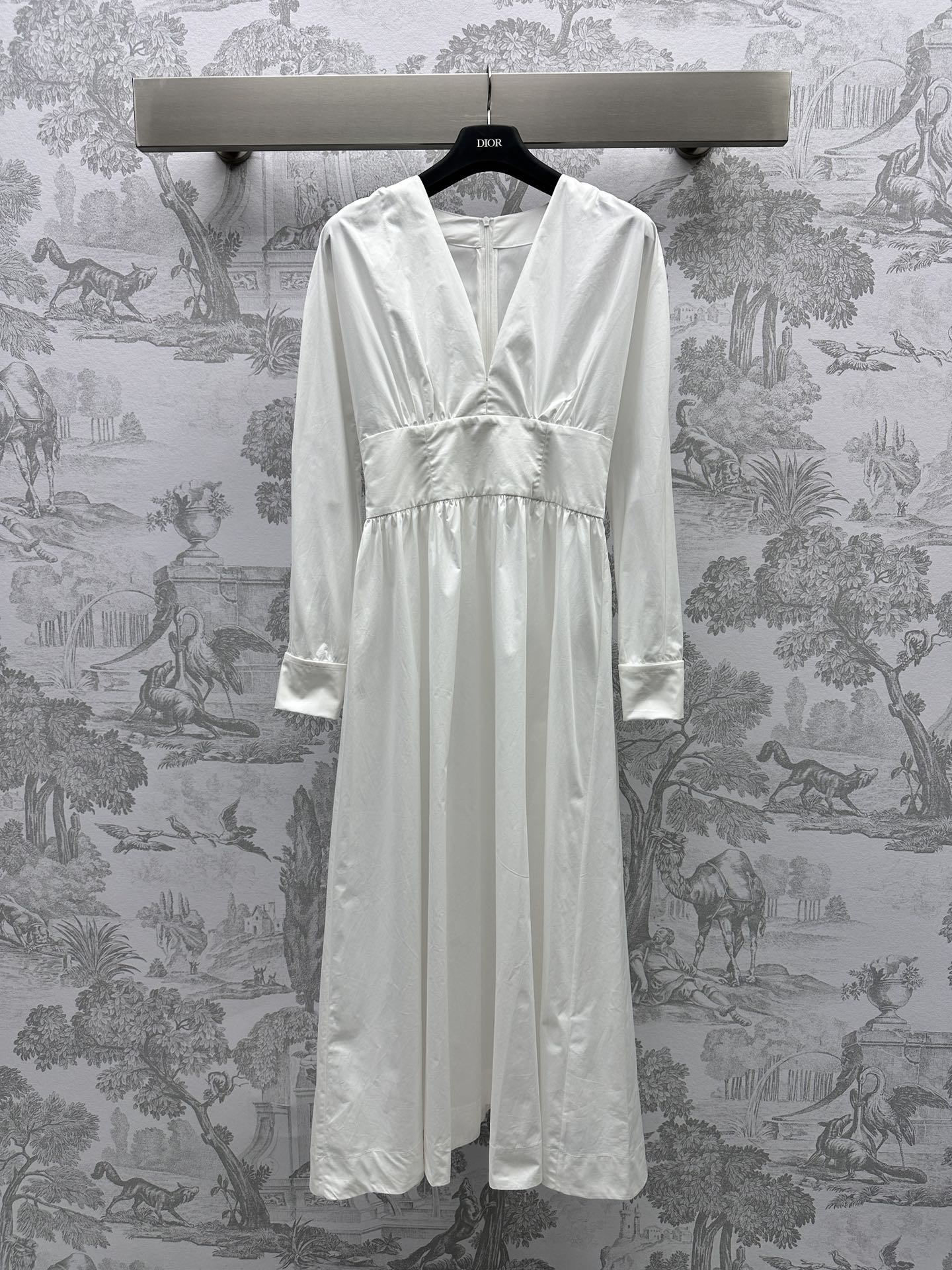 NO:696471,Dio* new product launch V-neck shirt dress customized YB imported twill cotton material. It follows the no-iron process and is not easy to wrinkle. It presents a crisp texture. V-neck design and tailoring. Wide-border fabric waist processing. Surface accessories development. Dress and dress tailoring. Elegant upper body. The first choice for summer wear. High version 2 colors, dior, skirts,19860909Dio*新品上架V领衬衣连衣裙定制YB进口斜纹全棉材质 沿用免烫工艺 不易起皱 呈现挺括质感 V领设计剪裁 宽边本布收腰处理 面辅料开发 连衣长裙剪裁 上身优雅气质 夏天穿搭首选 高版本2色,,dior,skirts,,Women's clothing