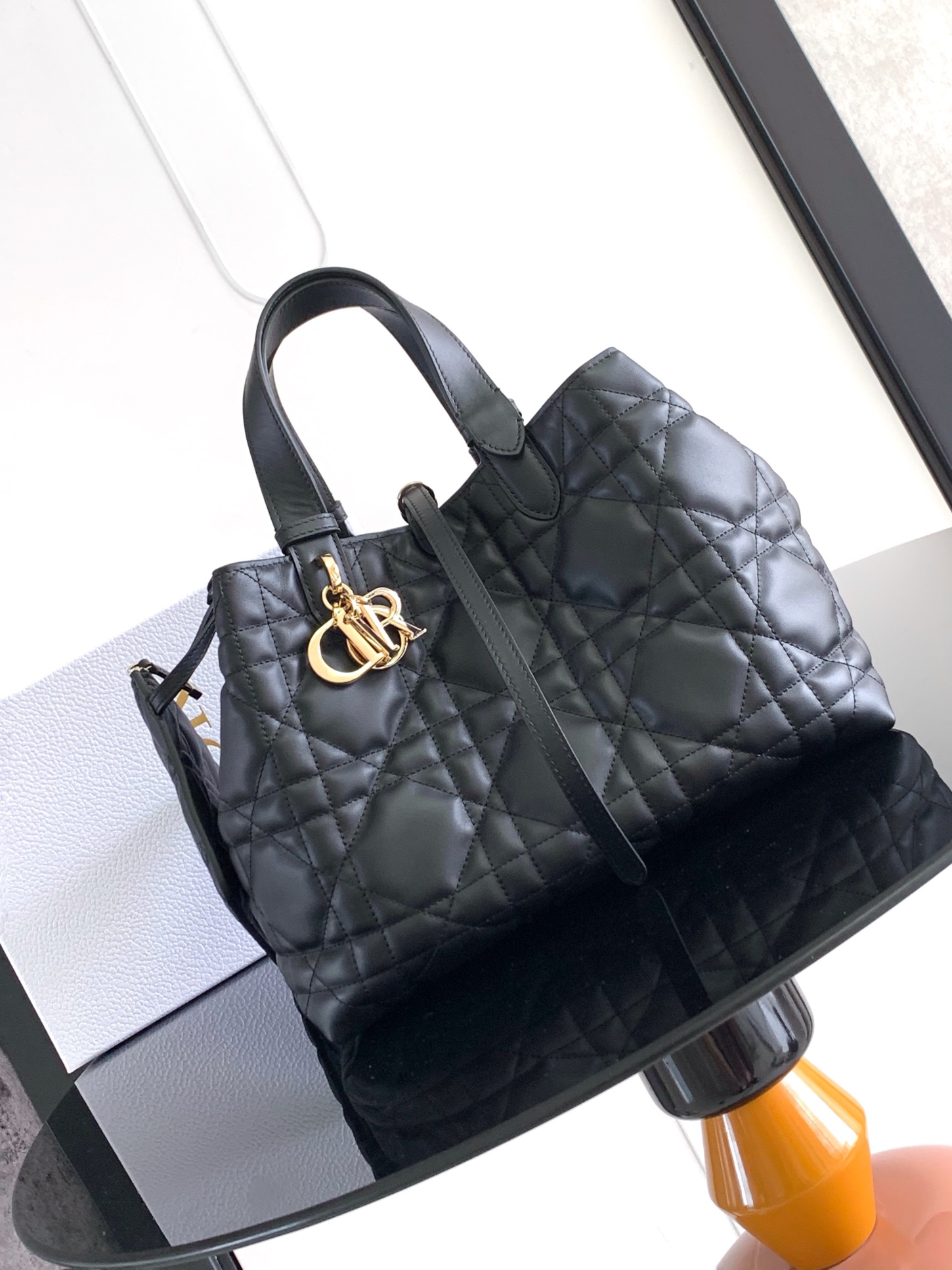 (Tamaño mediano) Este bolso Dior Toujours hizo un maravilloso debut en el desfile de la serie prêt-à-porter de primaver…