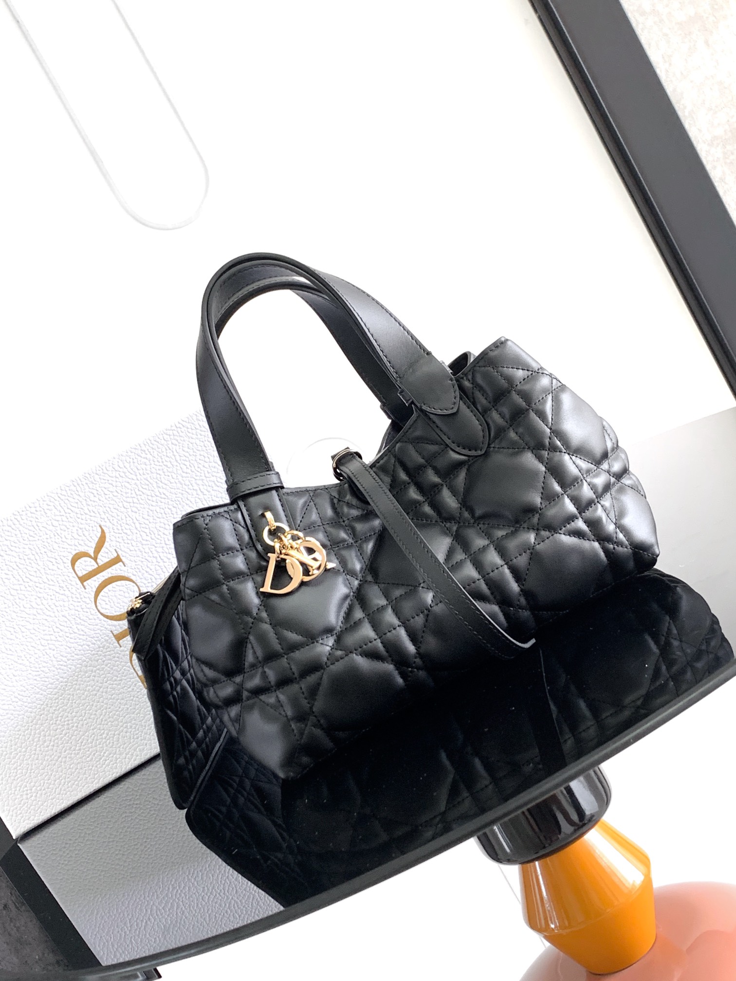 (Tamaño pequeño) Este bolso Dior Toujours hizo un maravilloso debut en la serie de primavera y verano de 2023. Tiene un…